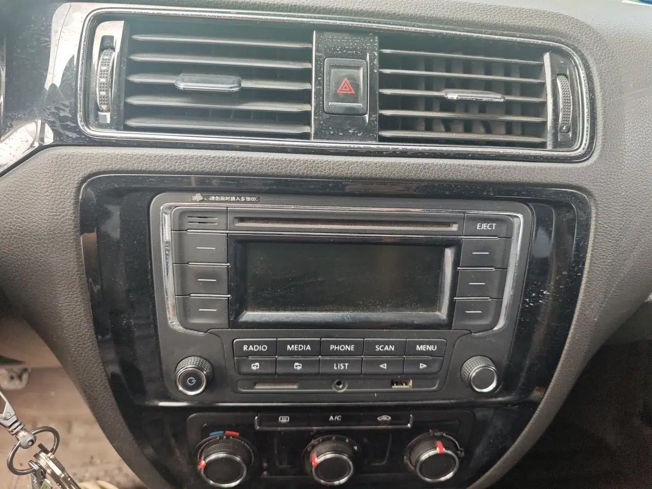Volkswagen Sagitar 2015 1.6L Manual Comfort Model — миниатюра 13