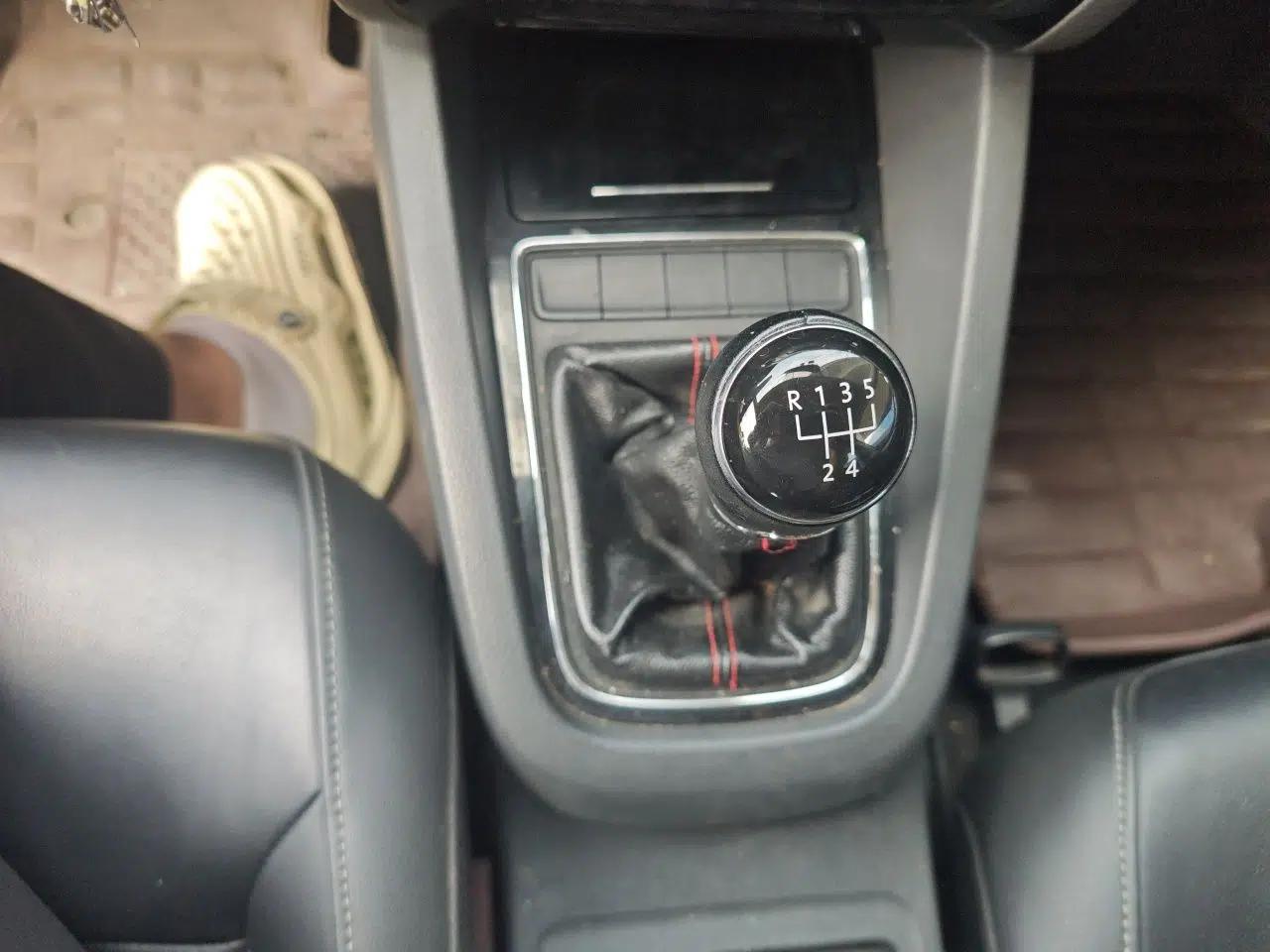 Volkswagen Sagitar 2015 1.6L Manual Comfort Model — миниатюра 14