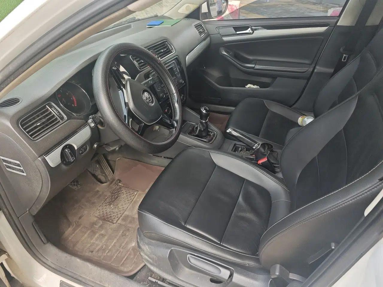Volkswagen Sagitar 2015 1.6L Manual Comfort Model — миниатюра 16