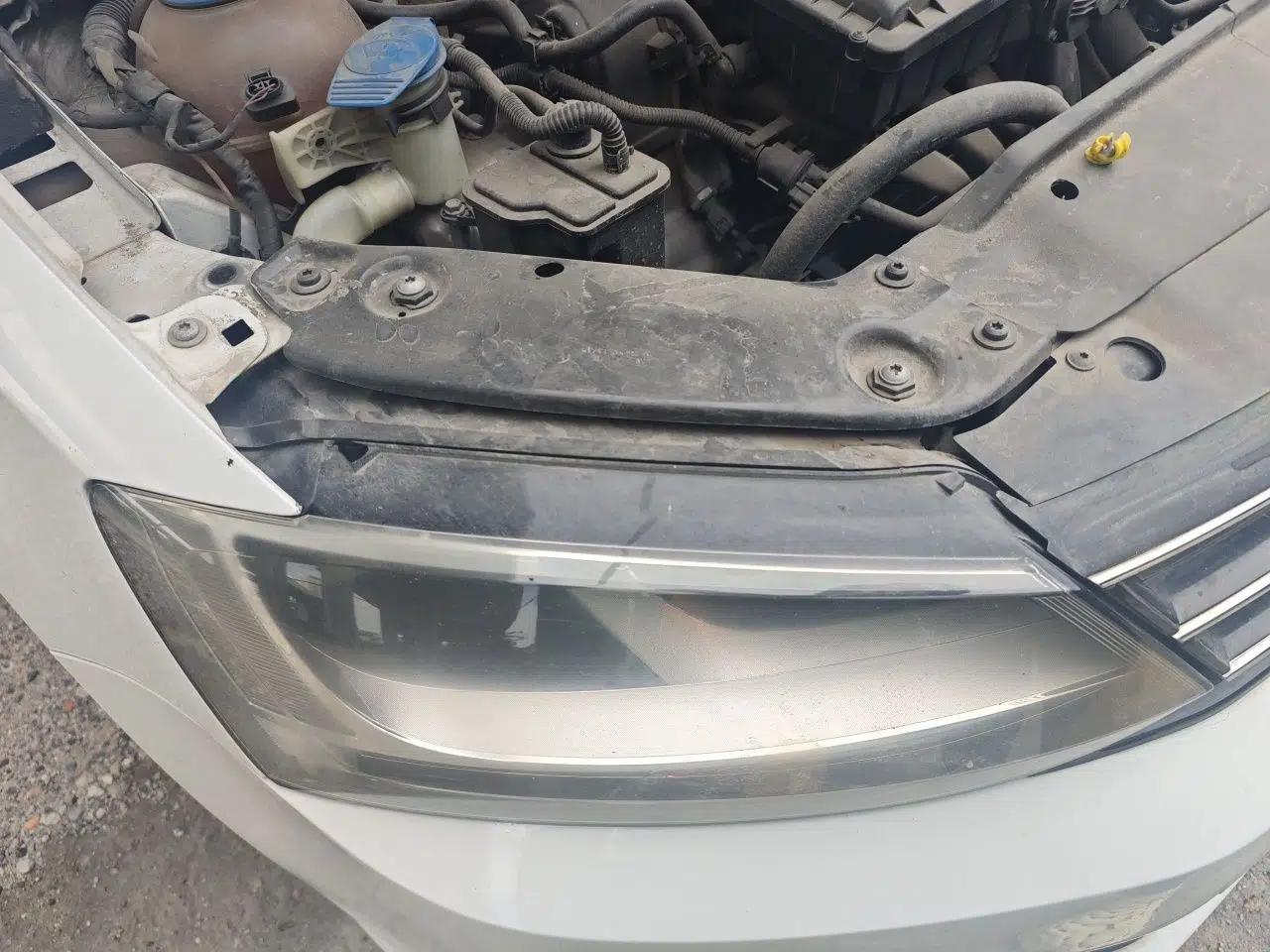 Volkswagen Sagitar 2015 1.6L Manual Comfort Model — миниатюра 7
