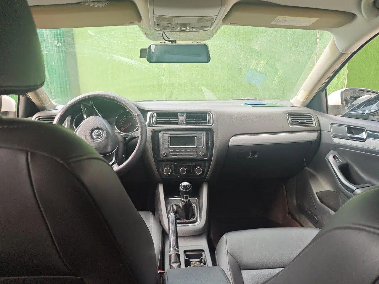 Volkswagen Sagitar 2015 1.6L Manual Comfort Model — миниатюра 9