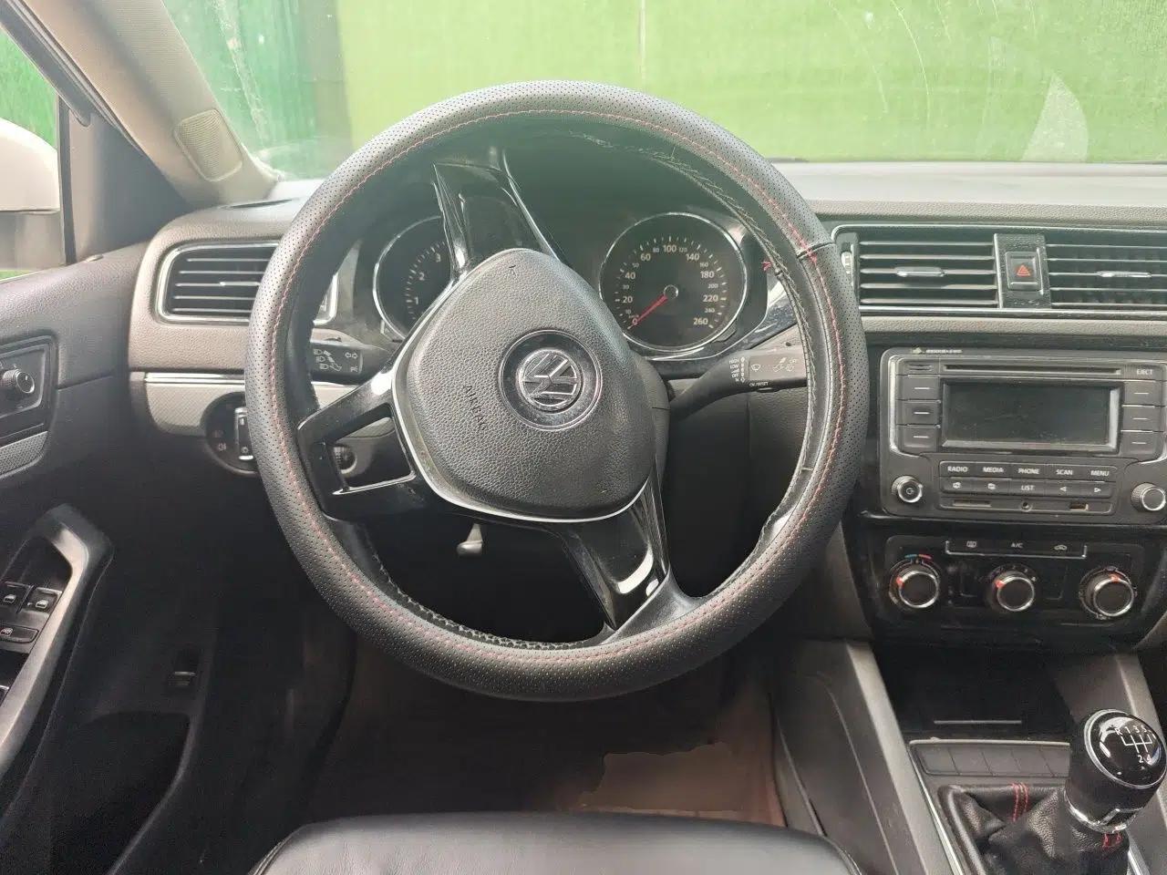 Volkswagen Sagitar 2015 1.6L Manual Comfort Model — миниатюра 10