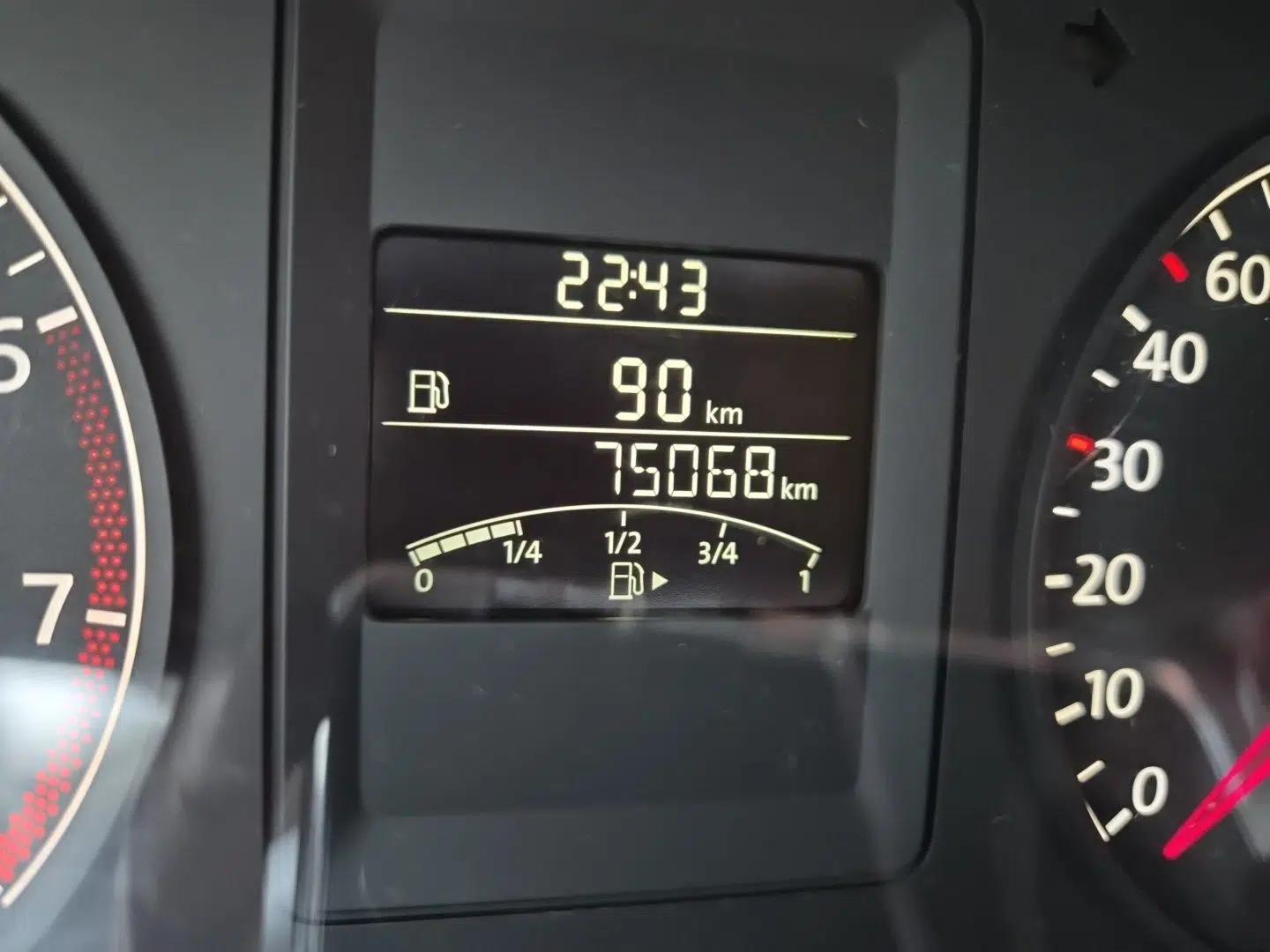 Volkswagen Sagitar 2014 1.6L Manual Comfort Model — миниатюра 12