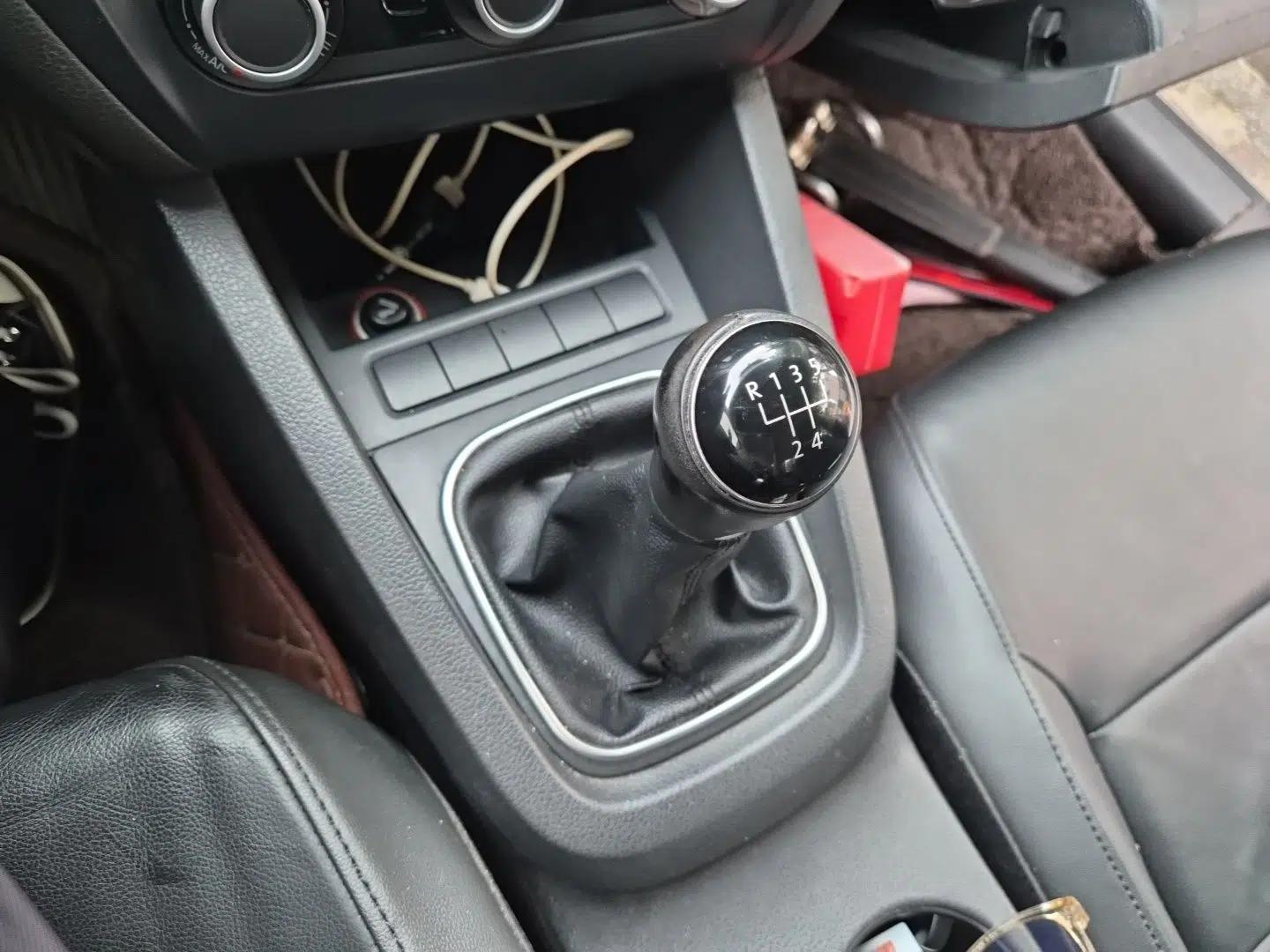 Volkswagen Sagitar 2014 1.6L Manual Comfort Model — миниатюра 14