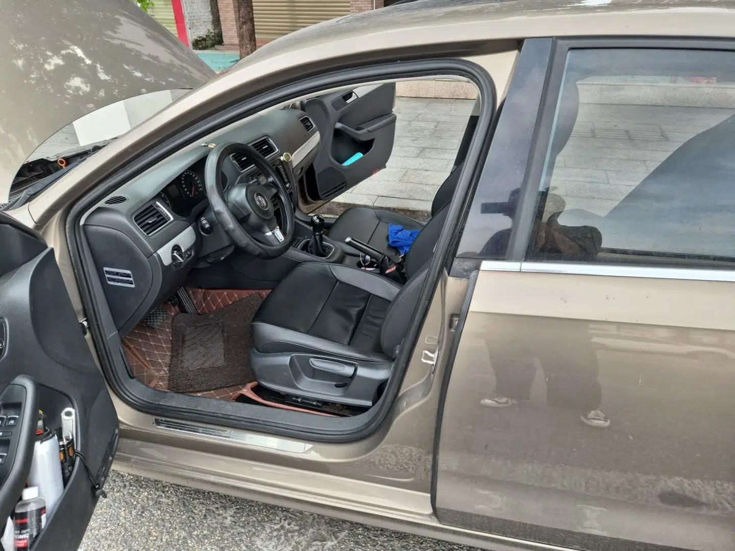 Volkswagen Sagitar 2014 1.6L Manual Comfort Model — миниатюра 15