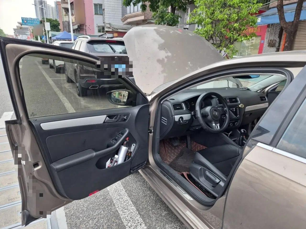Volkswagen Sagitar 2014 1.6L Manual Comfort Model — миниатюра 16