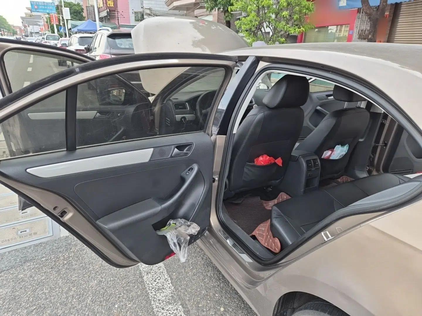 Volkswagen Sagitar 2014 1.6L Manual Comfort Model — миниатюра 17