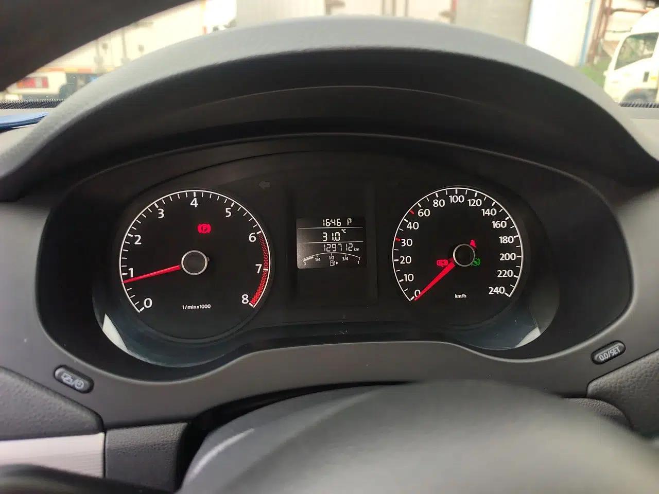 Volkswagen Sagitar 2012 1.6L Automatic Comfort Edition — миниатюра 11