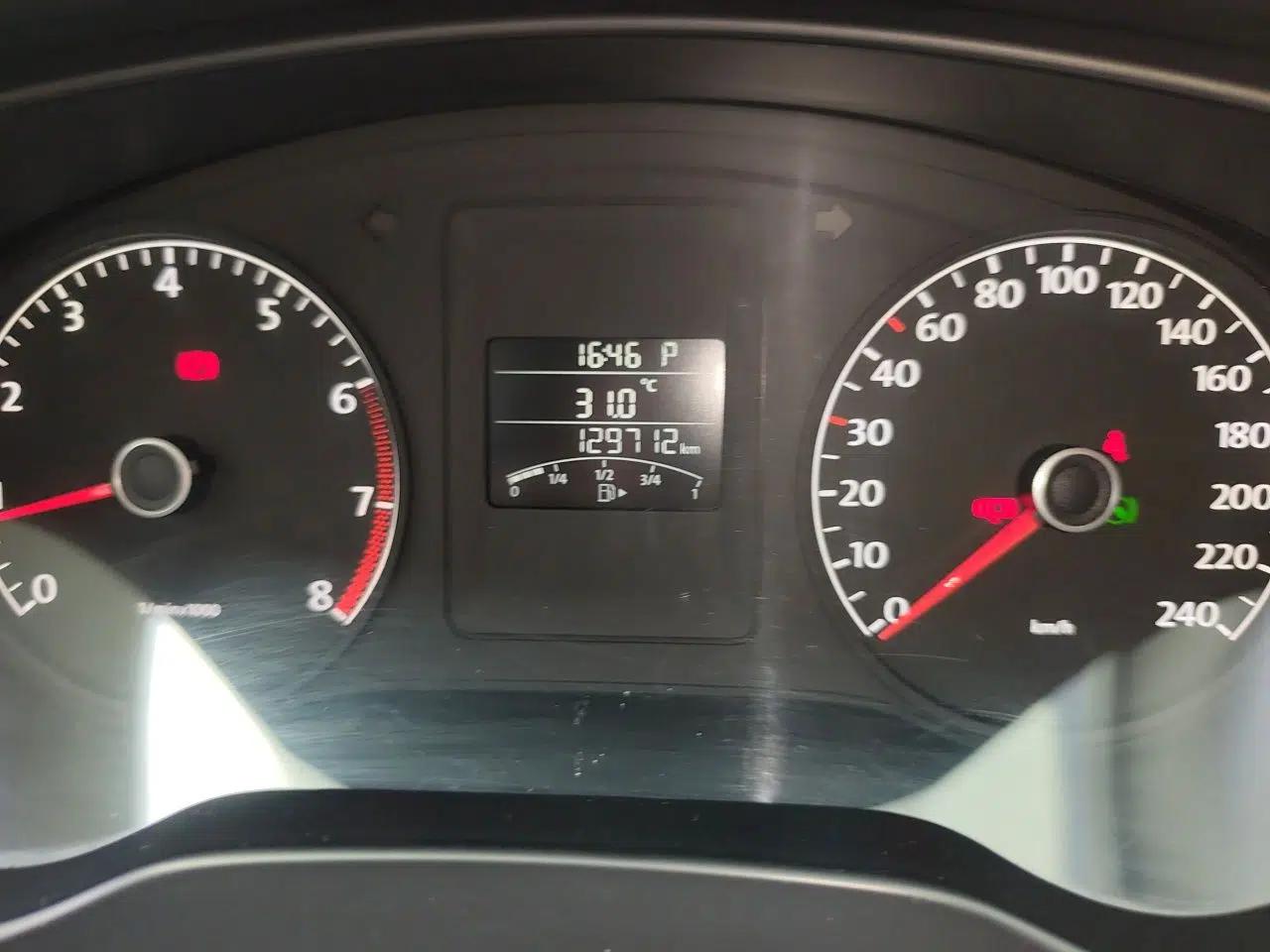 Volkswagen Sagitar 2012 1.6L Automatic Comfort Edition — миниатюра 12