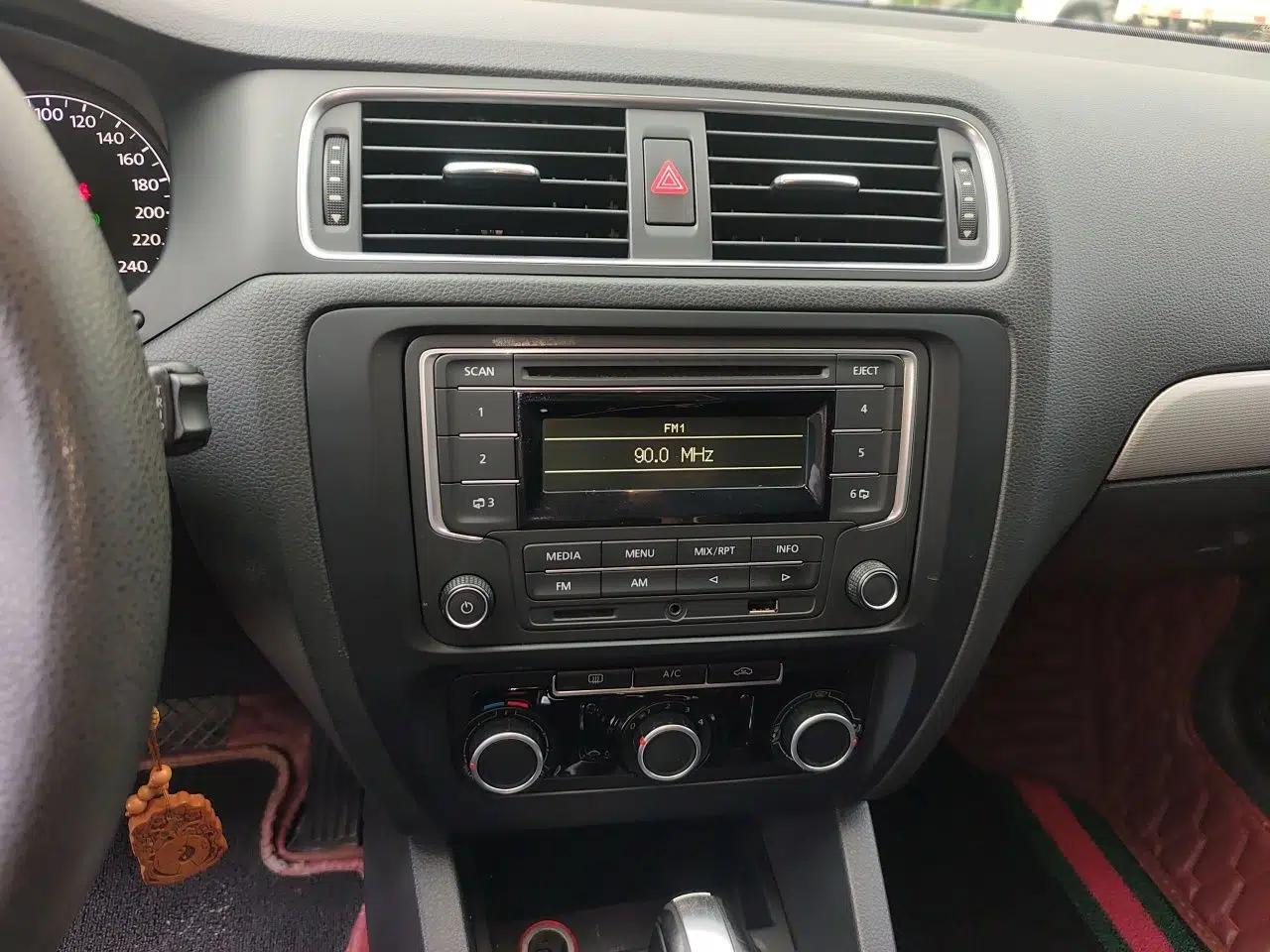 Volkswagen Sagitar 2012 1.6L Automatic Comfort Edition — миниатюра 13