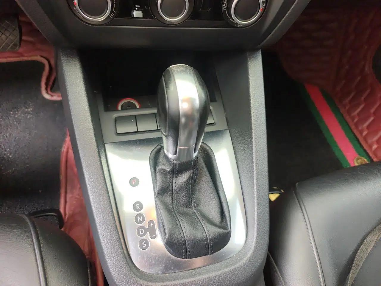 Volkswagen Sagitar 2012 1.6L Automatic Comfort Edition — миниатюра 14
