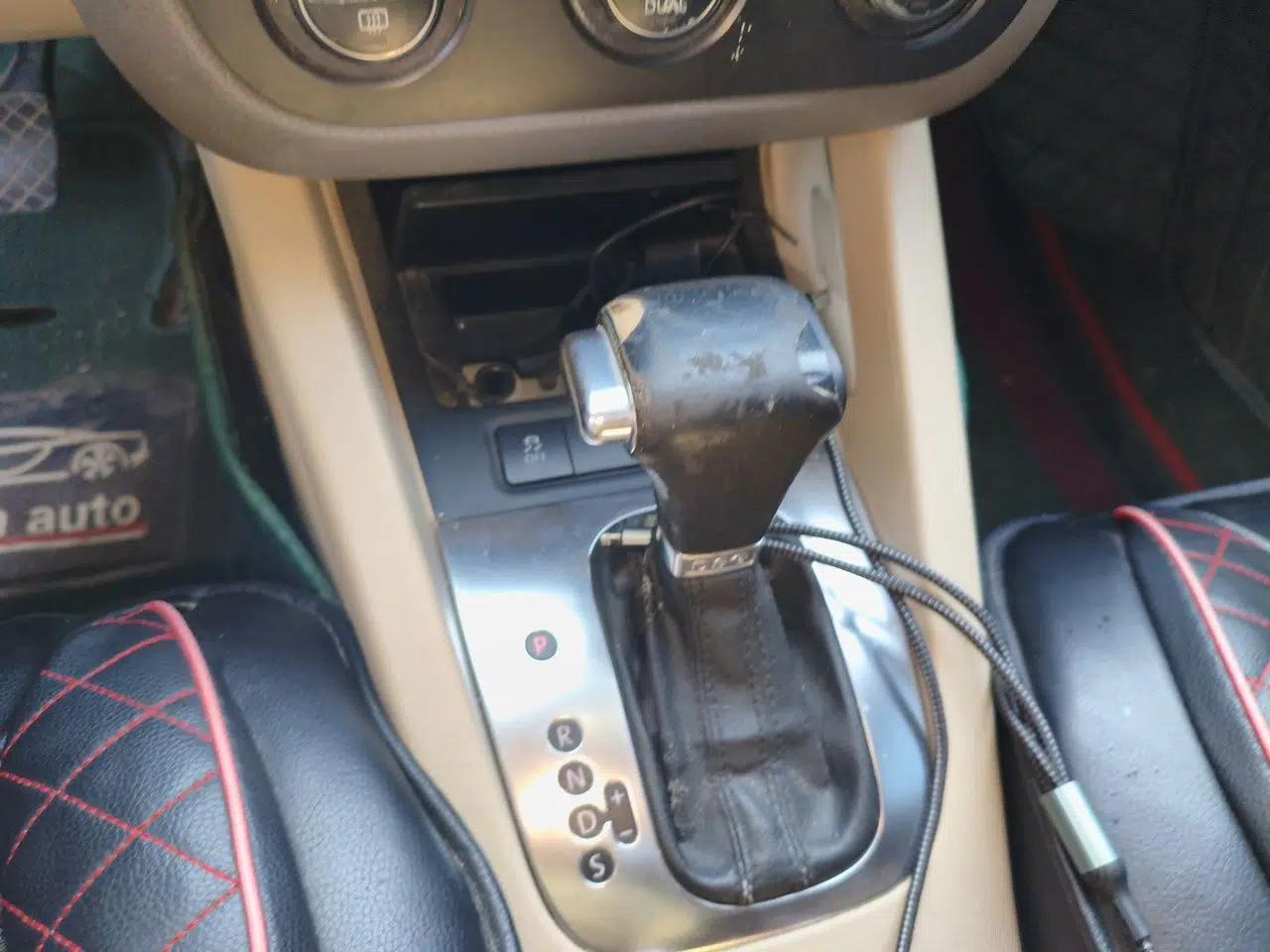 Volkswagen Sagitar 2010 1.4 TSI Automatic Luxury Model — миниатюра 14