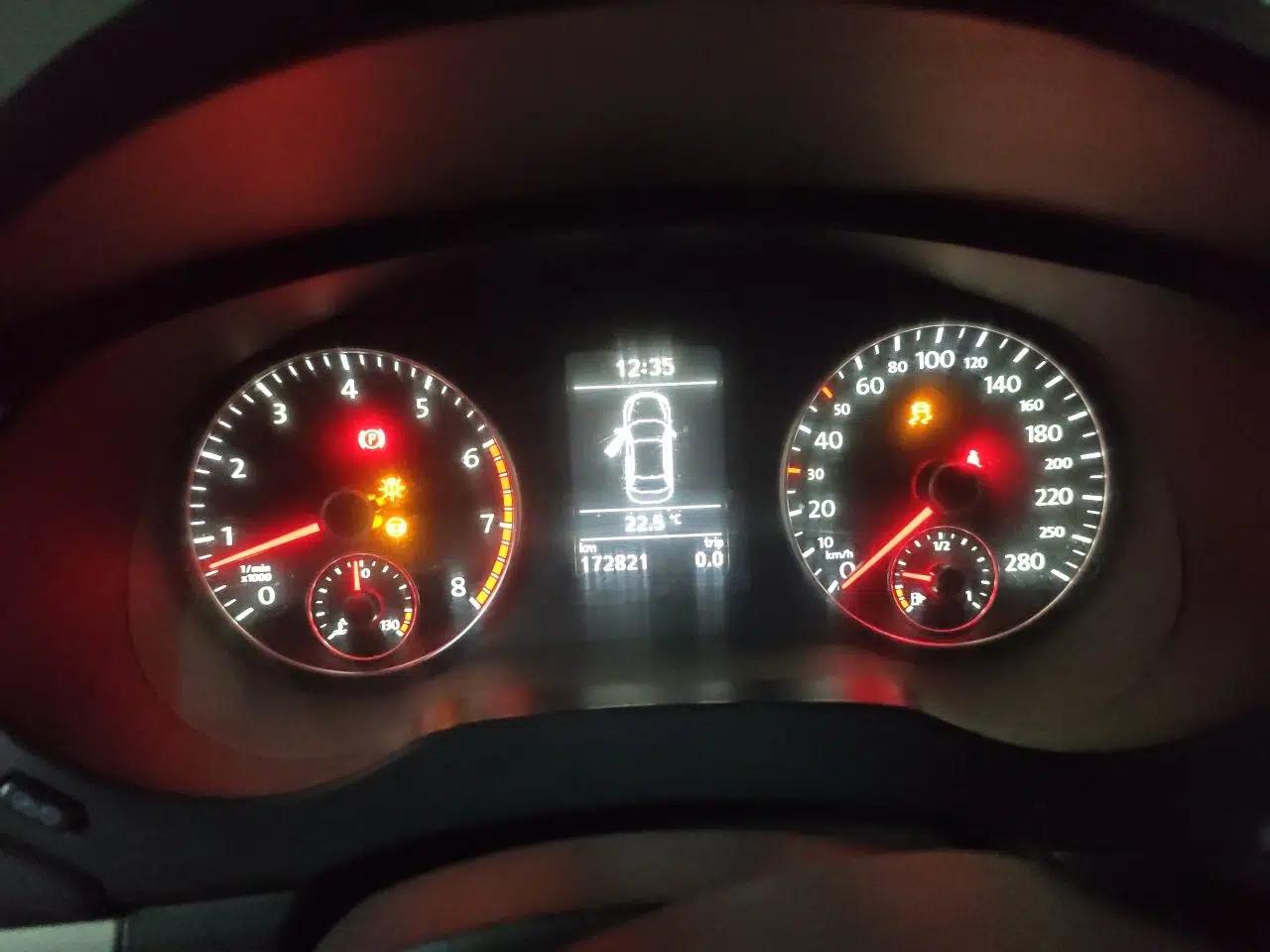 Volkswagen Sagitar 2012 1.4TSI Manual Luxury Model — миниатюра 11