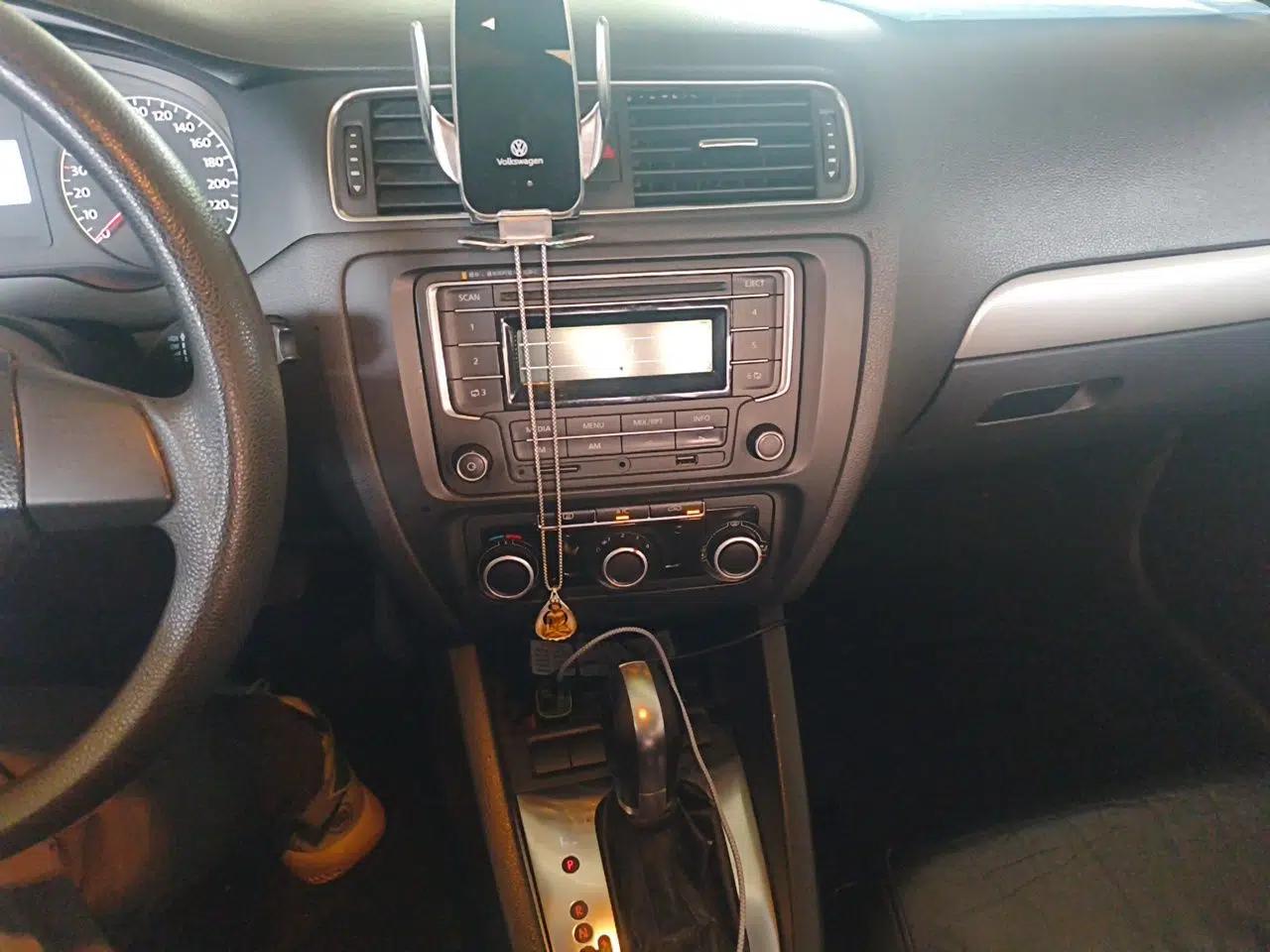 Volkswagen Sagitar 2012 1.6L Automatic Comfort Edition — миниатюра 13