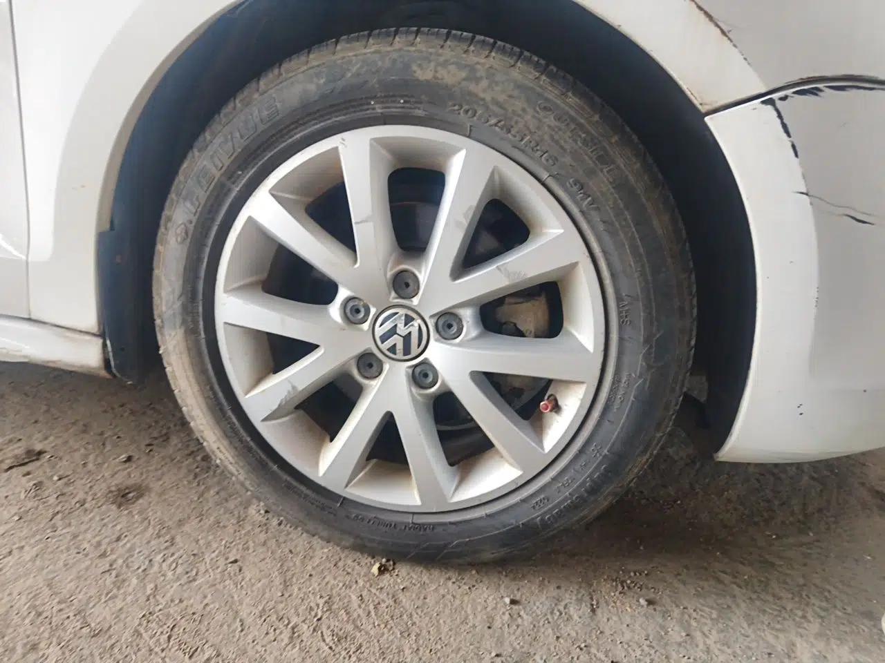 Volkswagen Sagitar 2012 1.6L Automatic Comfort Edition — миниатюра 8