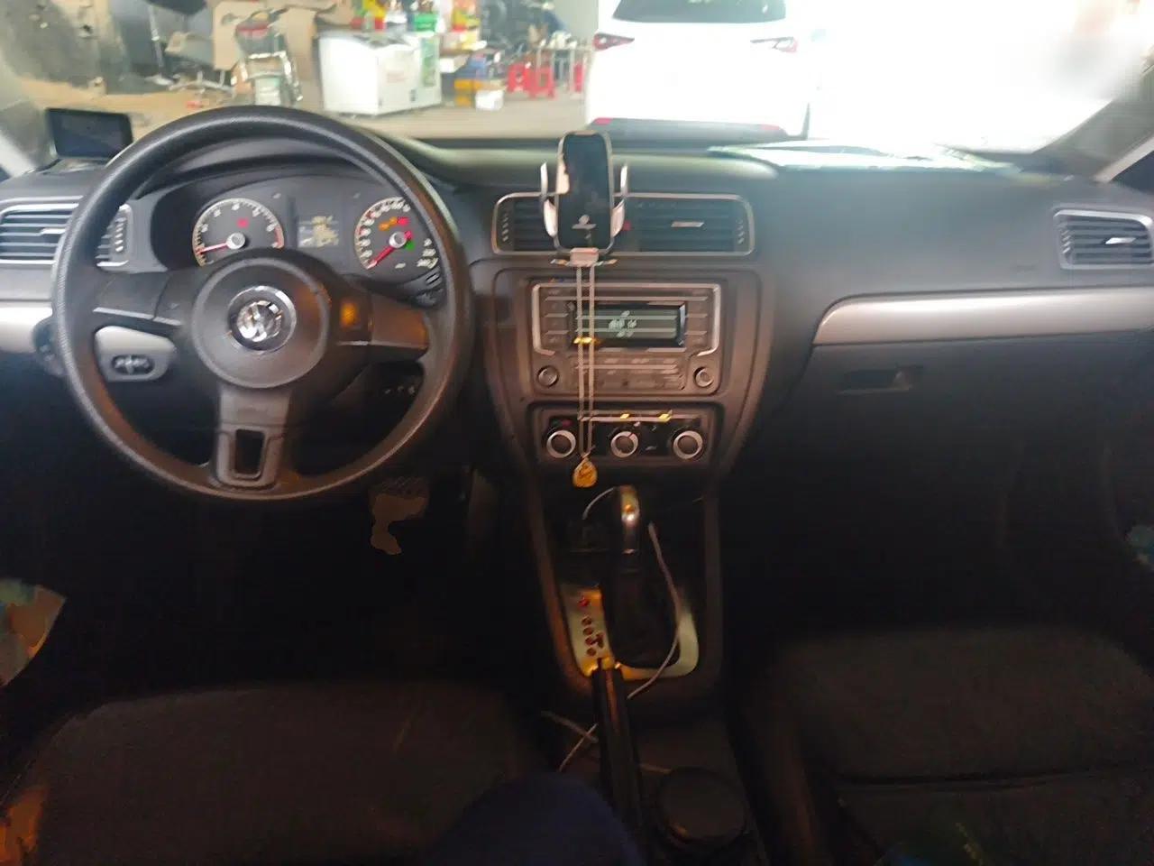 Volkswagen Sagitar 2012 1.6L Automatic Comfort Edition — миниатюра 9