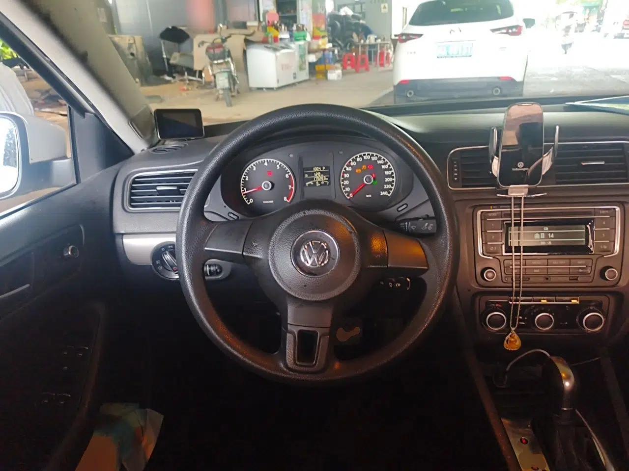 Volkswagen Sagitar 2012 1.6L Automatic Comfort Edition — миниатюра 10