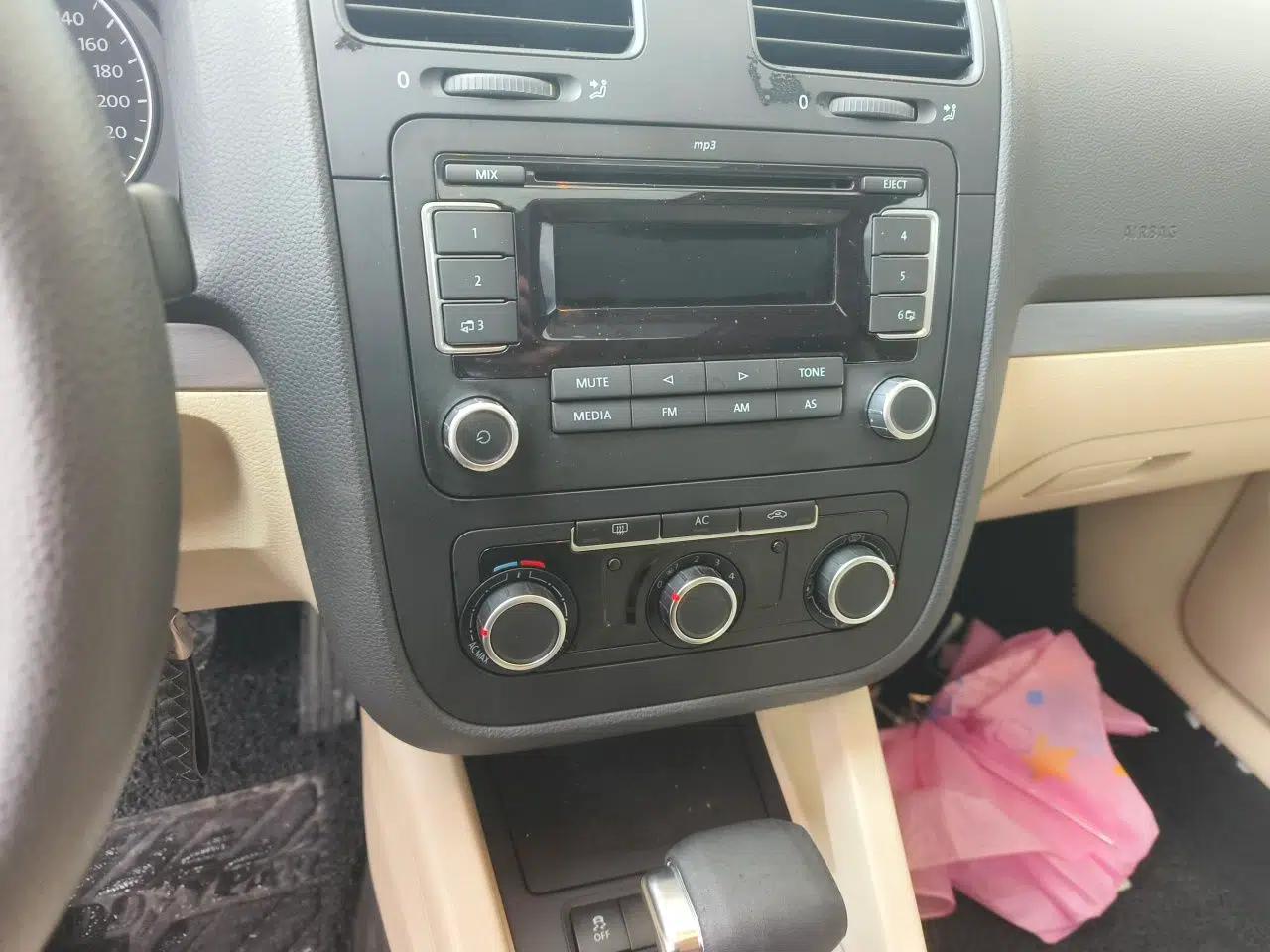 Volkswagen Sagitar 2011 1.6L Automatic Comfort Edition — миниатюра 13