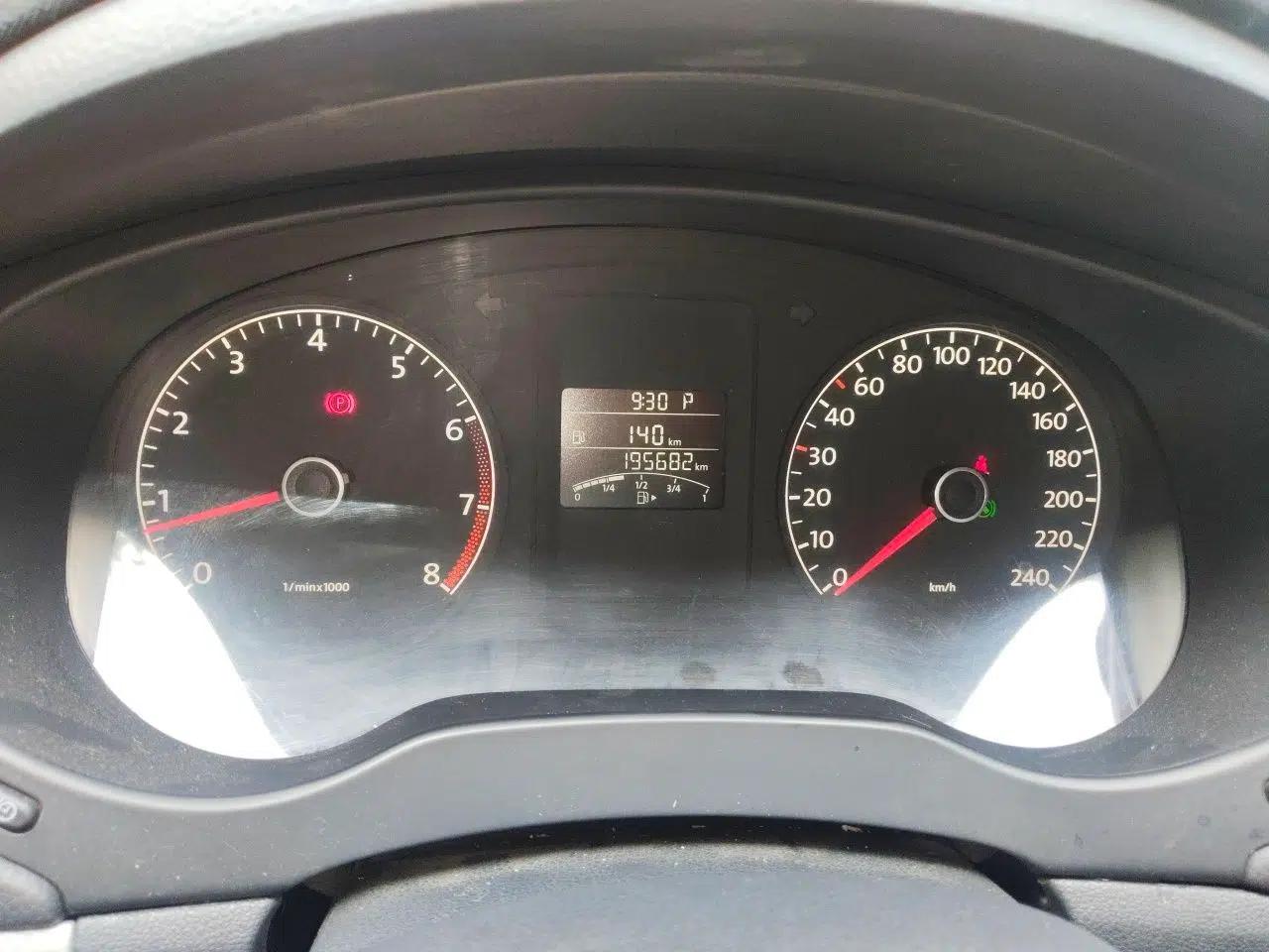 Volkswagen Sagitar 2014 1.6L Automatic Comfort Model — миниатюра 11