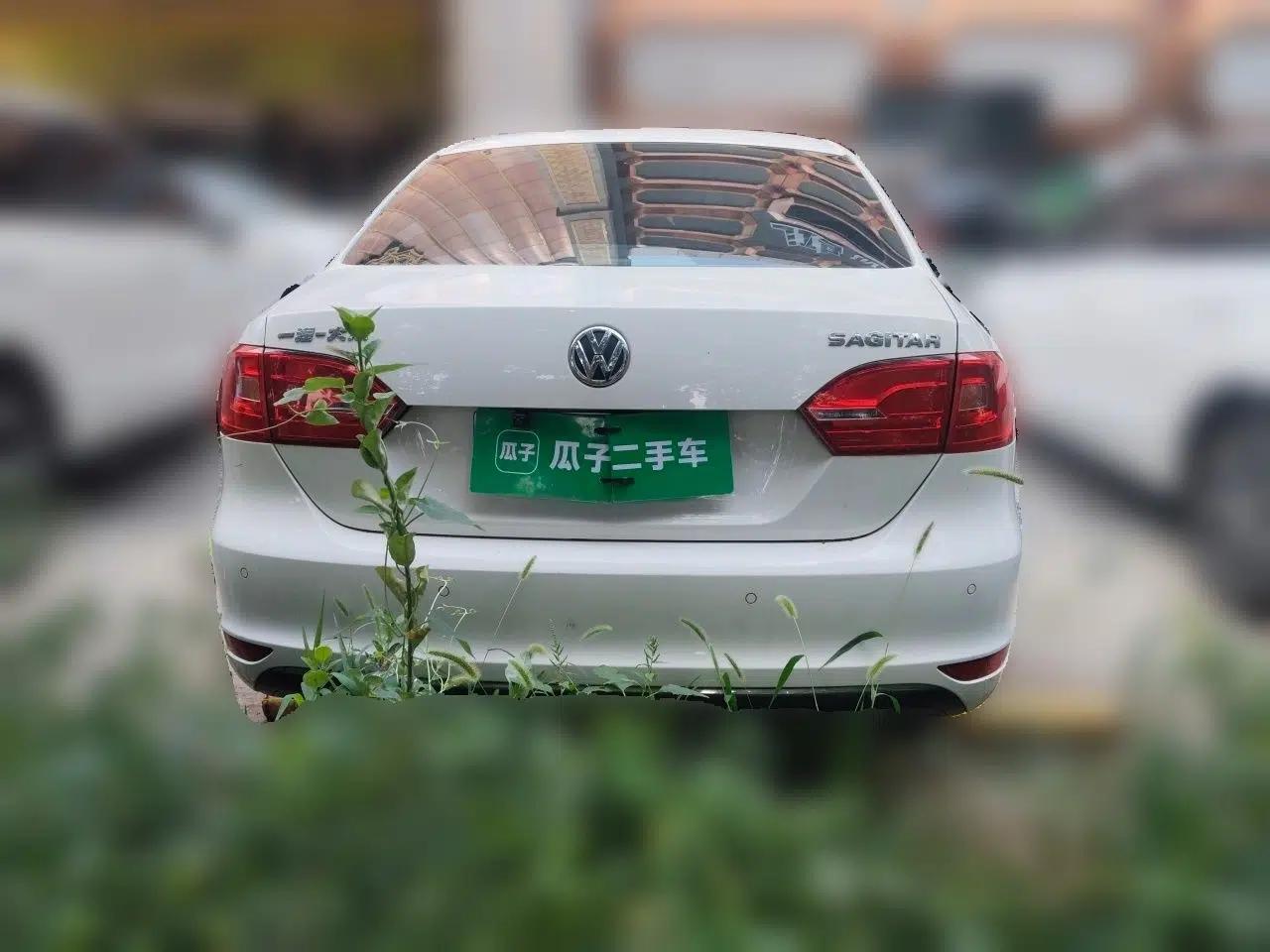 Volkswagen Sagitar 2014 1.6L Automatic Comfort Model — миниатюра 5