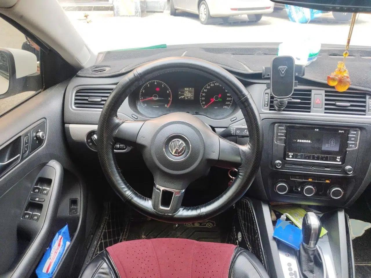 Volkswagen Sagitar 2014 1.6L Automatic Comfort Model — миниатюра 10