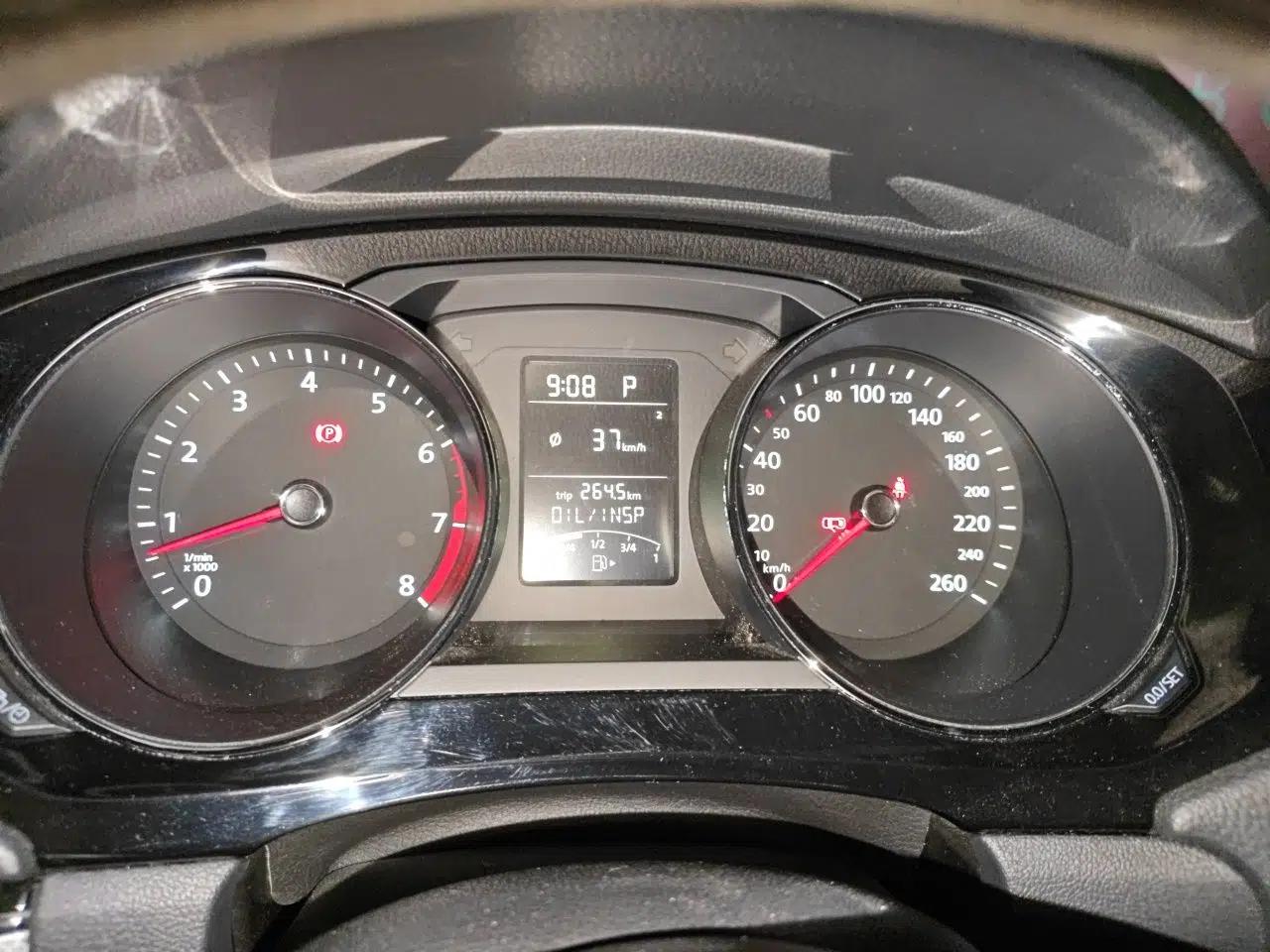 Volkswagen Sagitar 2015 1.6L Automatic Comfort Model — миниатюра 11