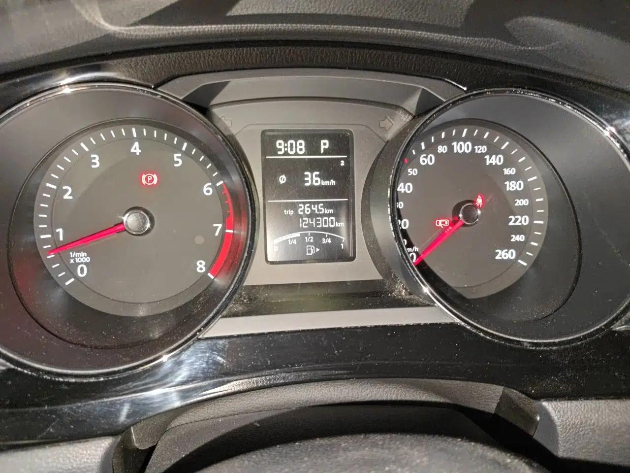Volkswagen Sagitar 2015 1.6L Automatic Comfort Model — миниатюра 12