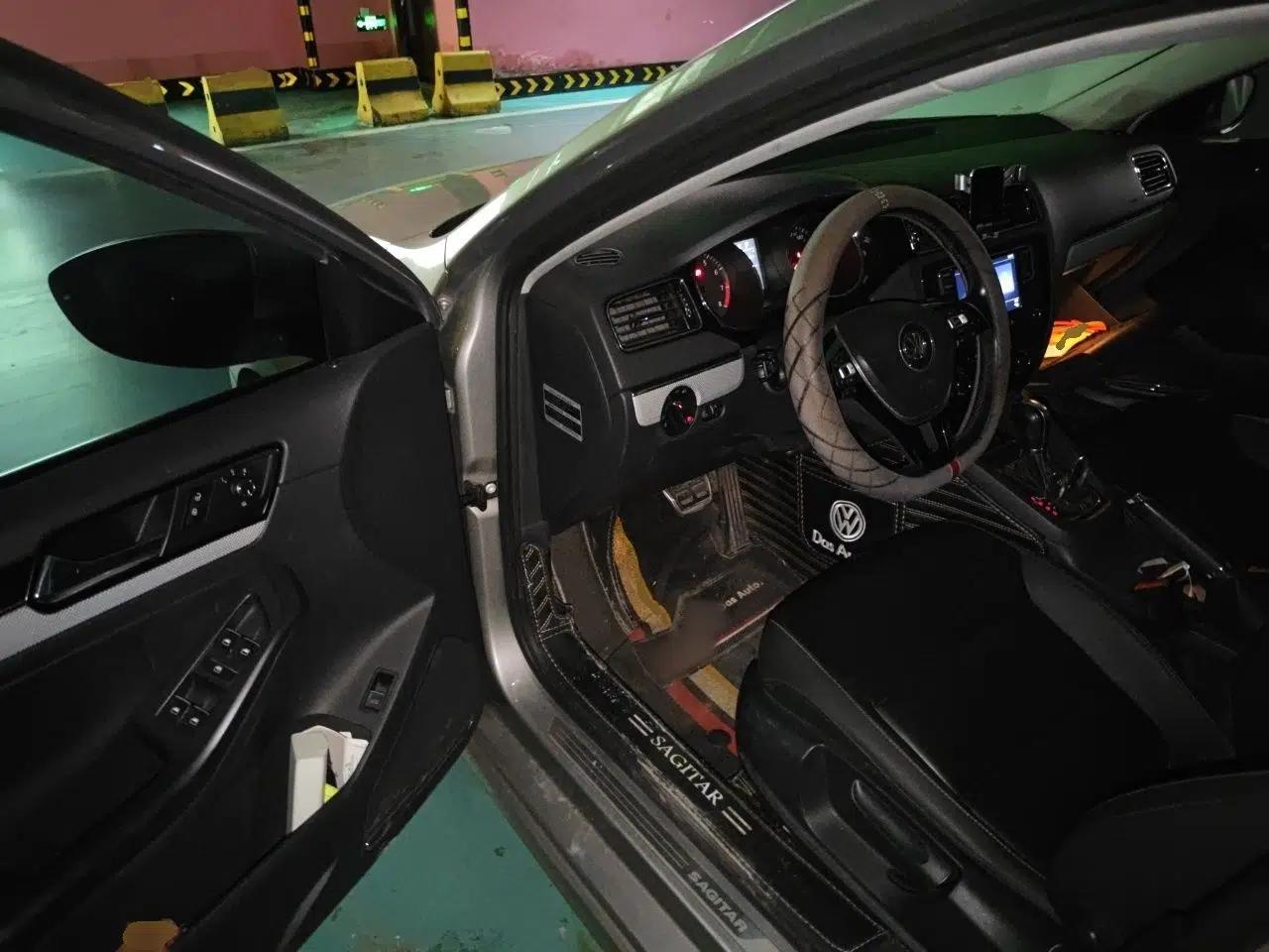 Volkswagen Sagitar 2015 1.6L Automatic Comfort Model — миниатюра 16