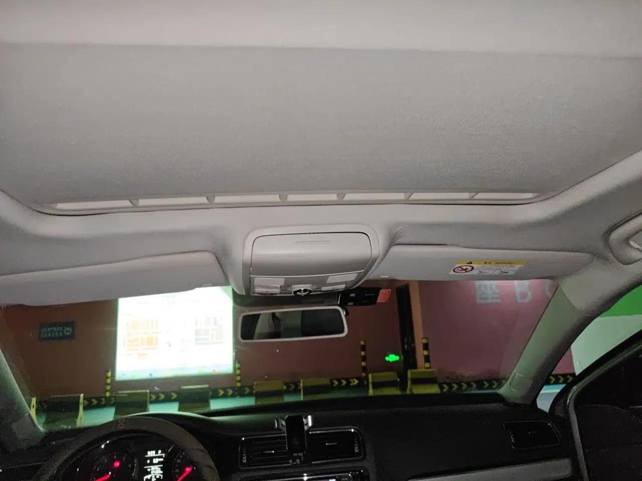 Volkswagen Sagitar 2015 1.6L Automatic Comfort Model — миниатюра 18