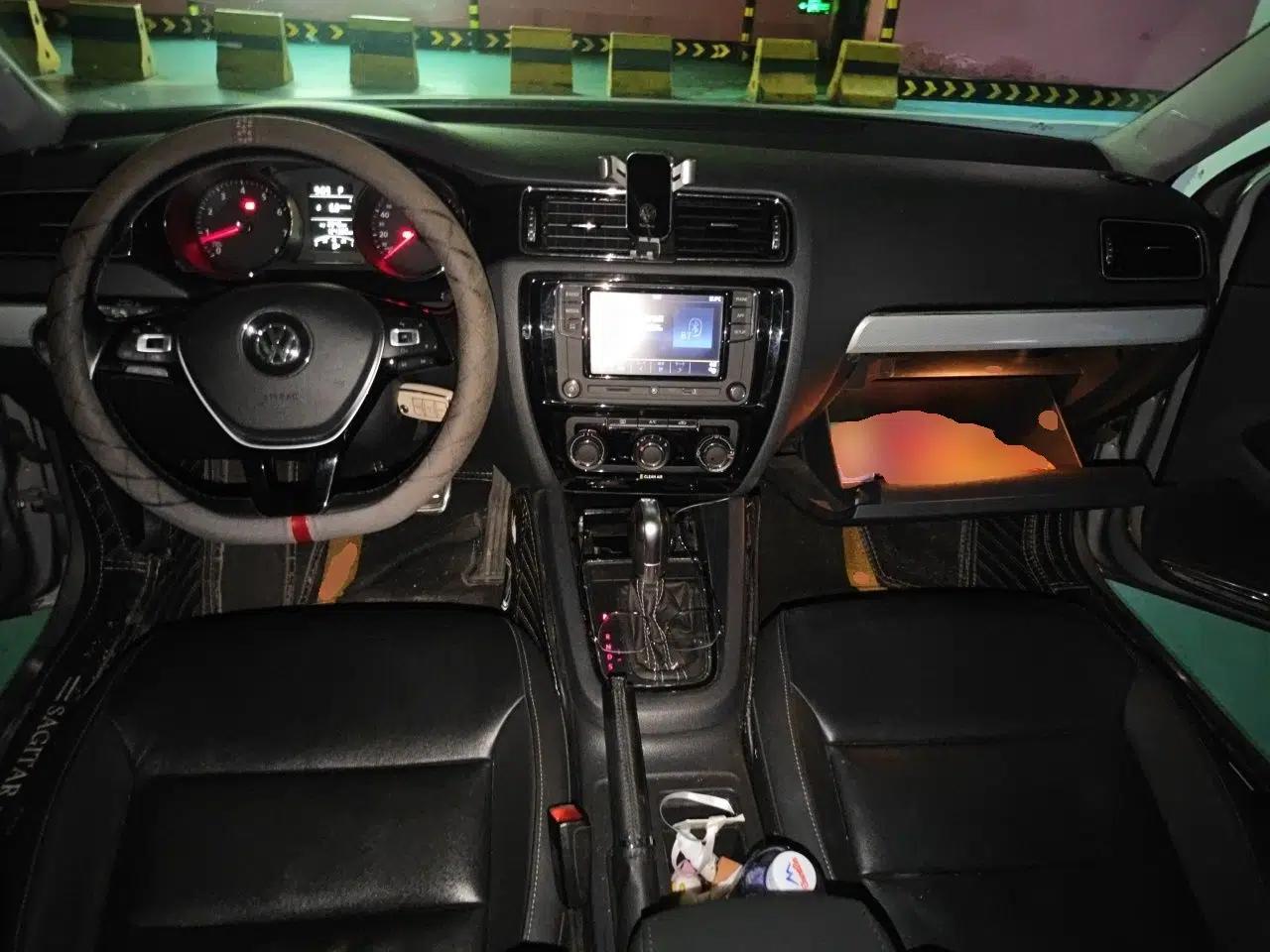 Volkswagen Sagitar 2015 1.6L Automatic Comfort Model — миниатюра 9