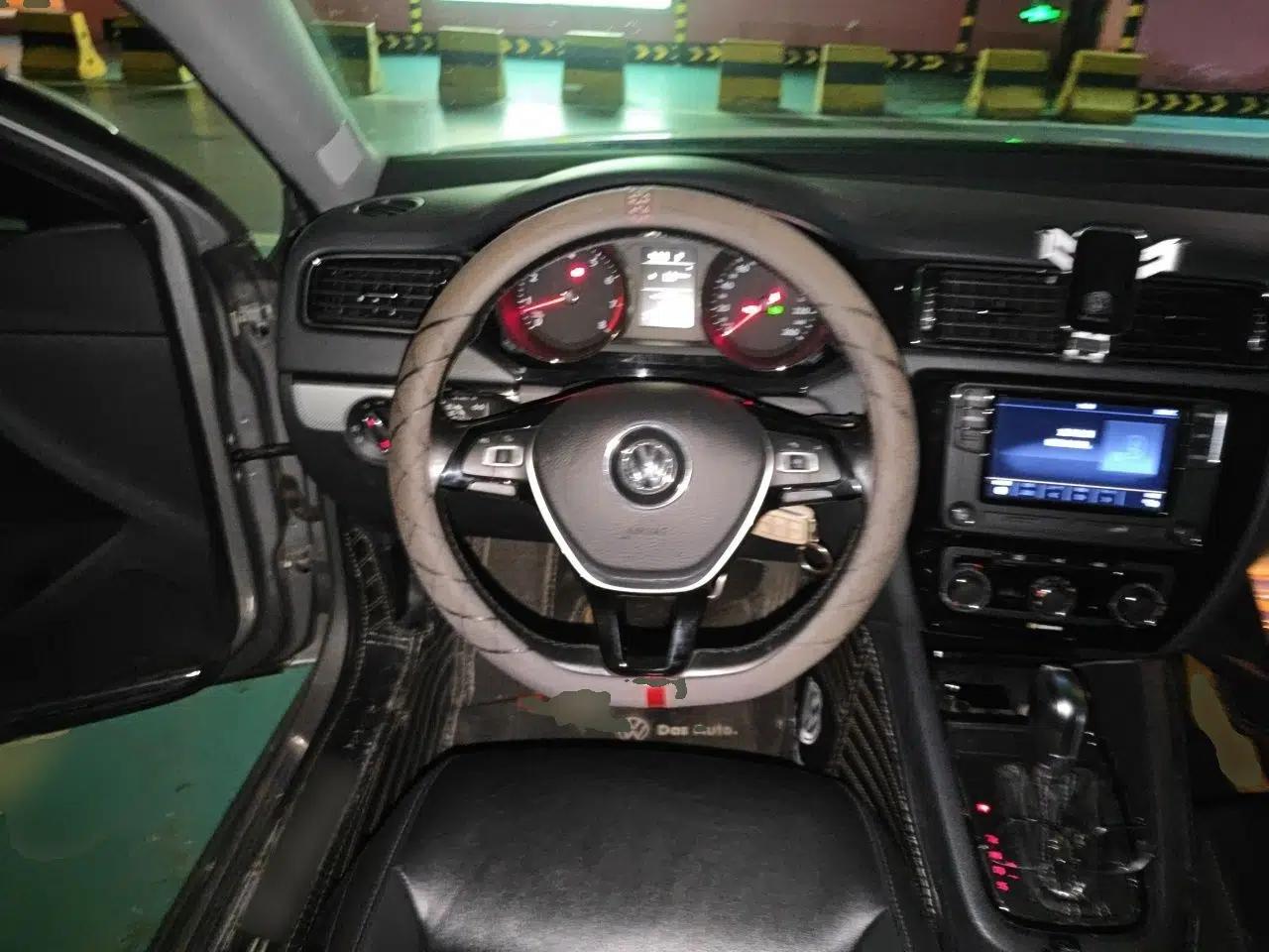 Volkswagen Sagitar 2015 1.6L Automatic Comfort Model — миниатюра 10
