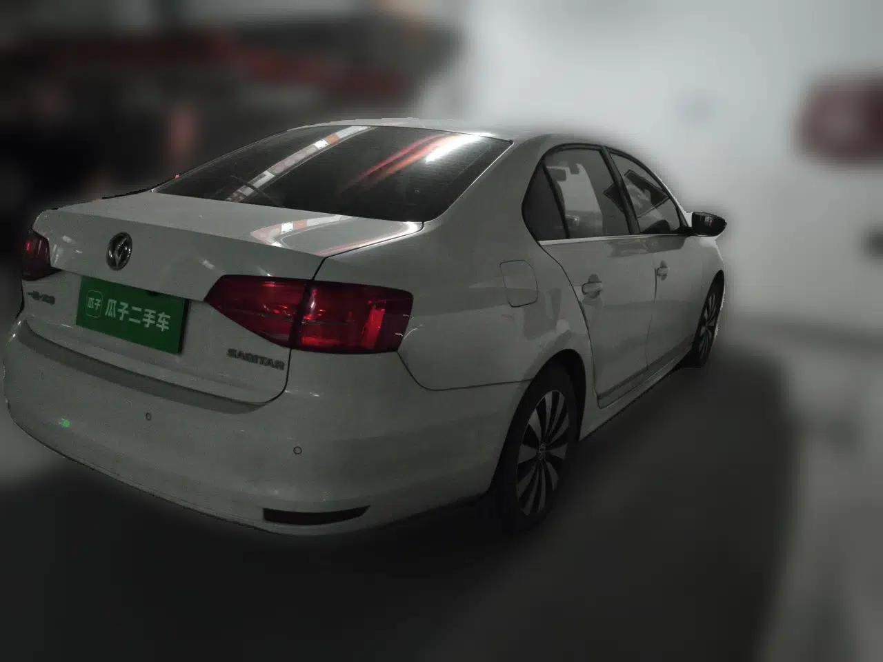 Volkswagen Sagitar 2017 1.6L Automatic Comfort Model — миниатюра 6