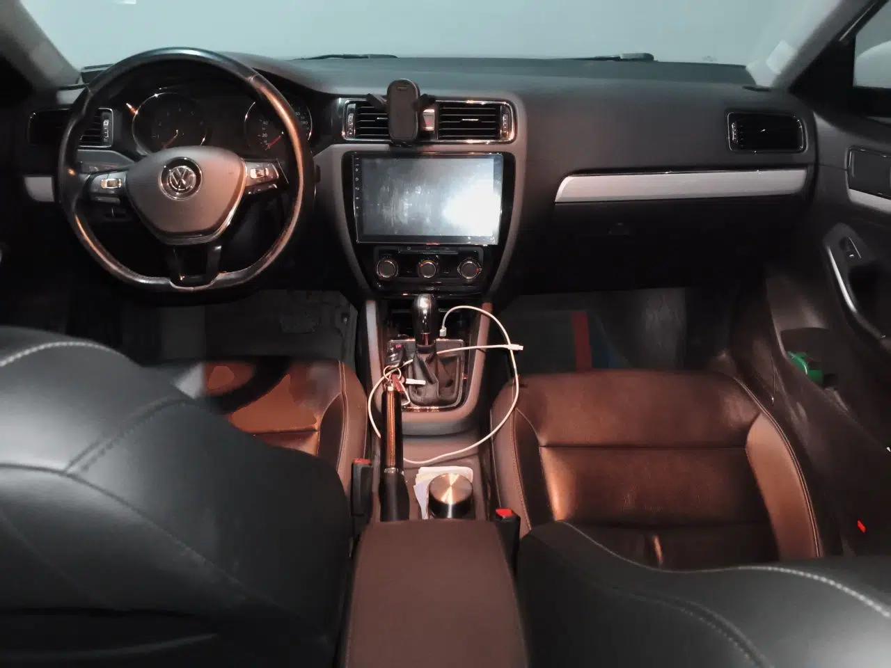 Volkswagen Sagitar 2017 1.6L Automatic Comfort Model — миниатюра 9