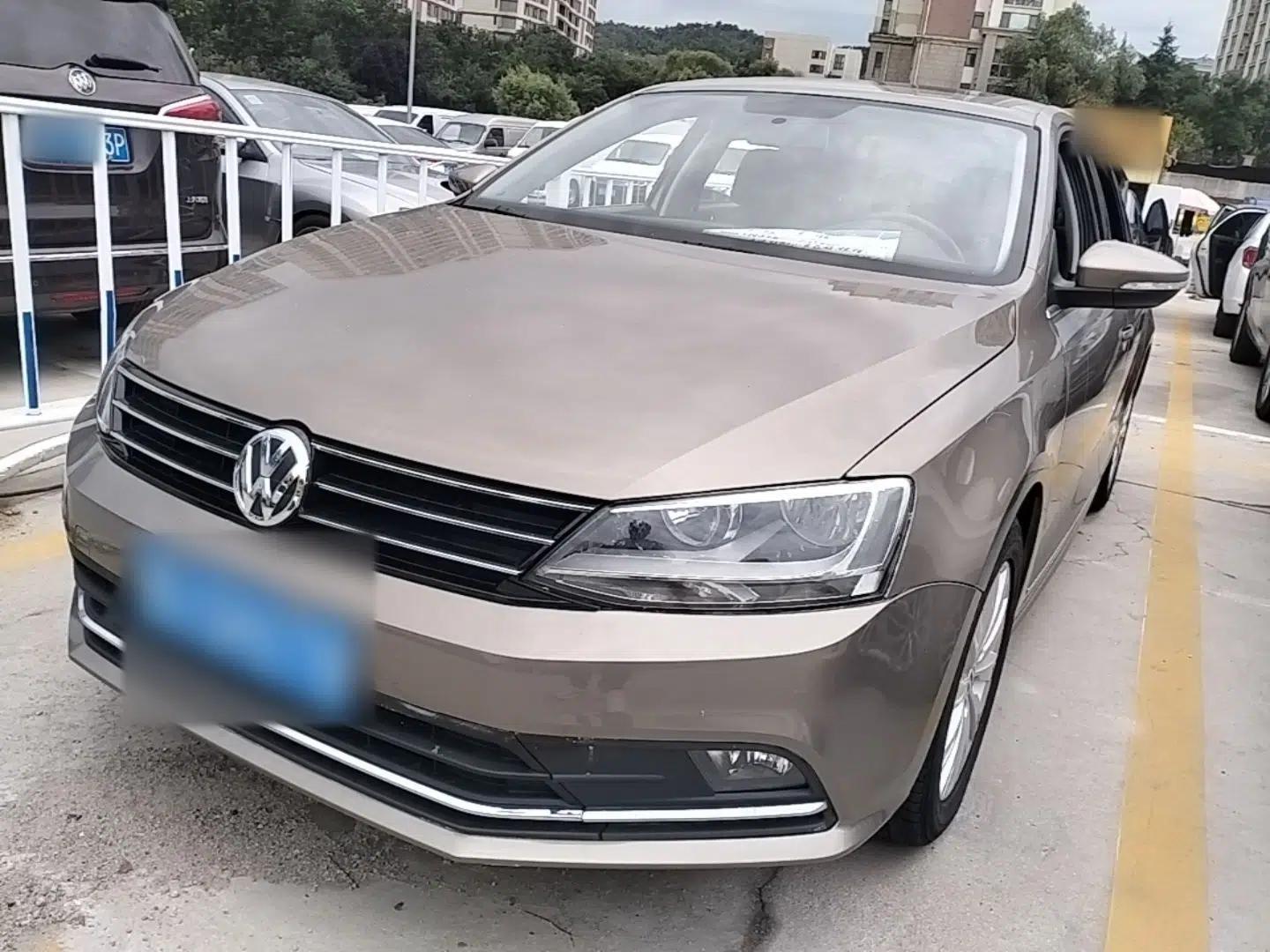 Volkswagen Sagitar 2015 1.6L Automatic Comfort Model — миниатюра 1