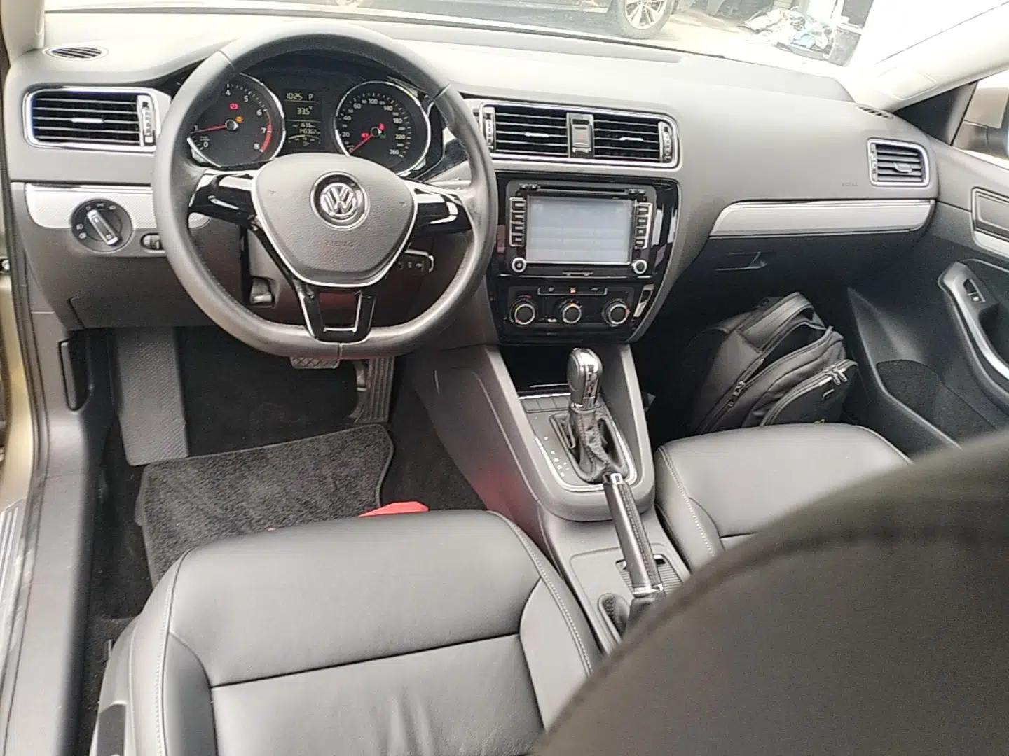 Volkswagen Sagitar 2015 1.6L Automatic Comfort Model — миниатюра 12