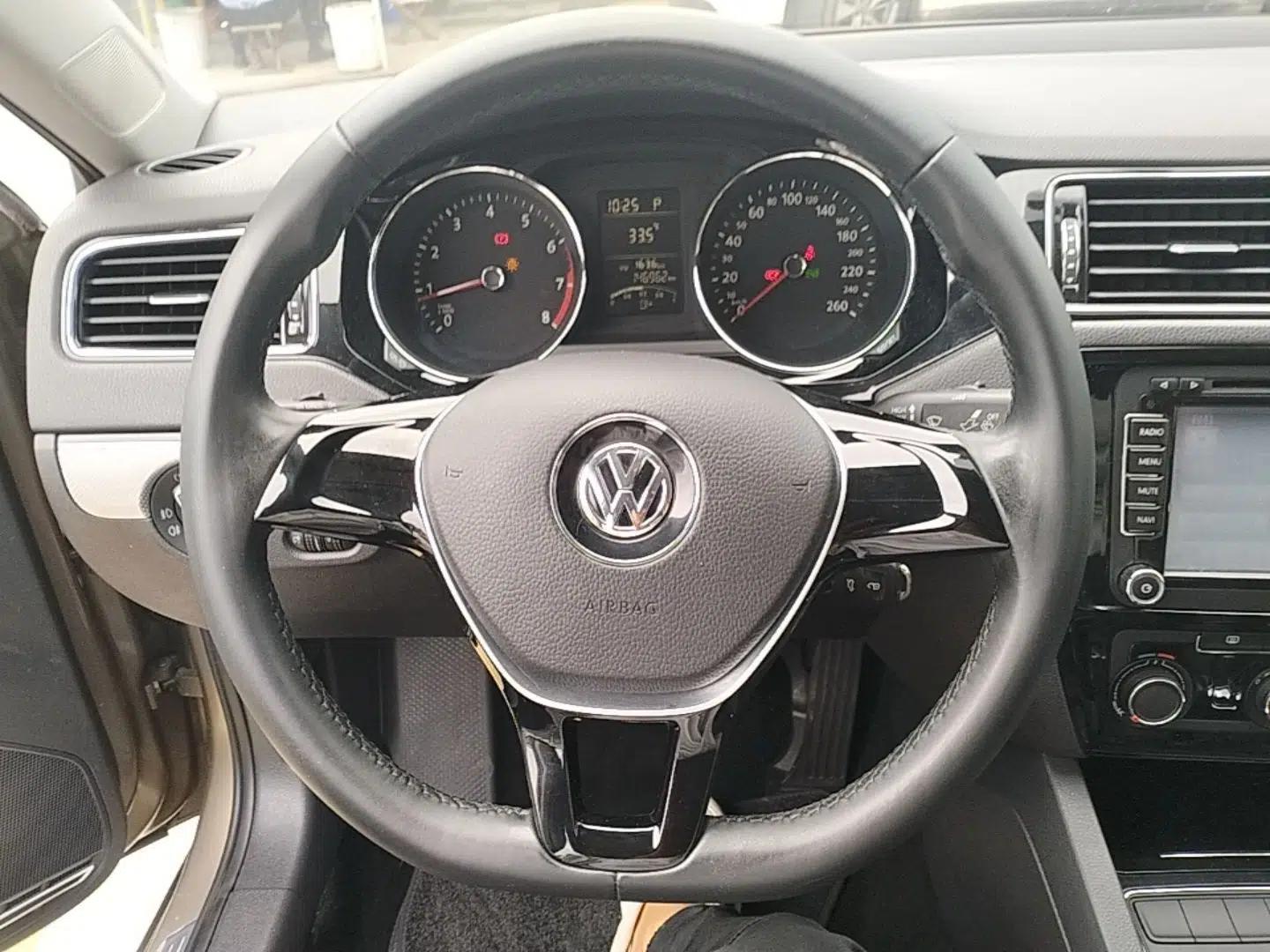 Volkswagen Sagitar 2015 1.6L Automatic Comfort Model — миниатюра 13