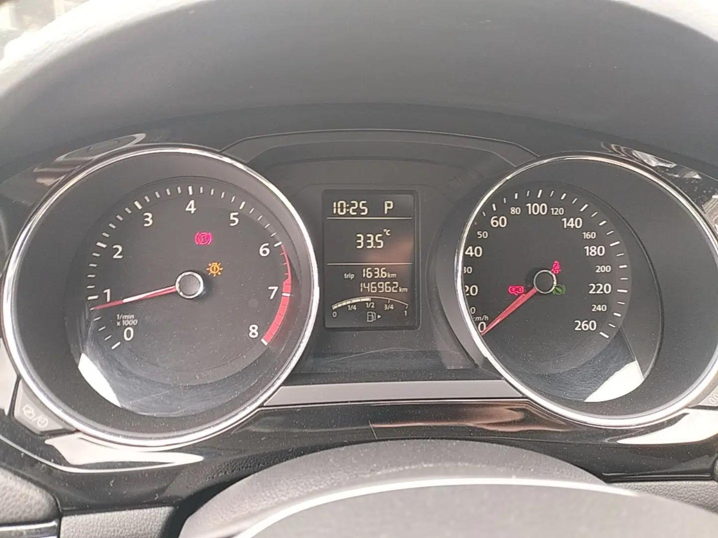 Volkswagen Sagitar 2015 1.6L Automatic Comfort Model — миниатюра 14
