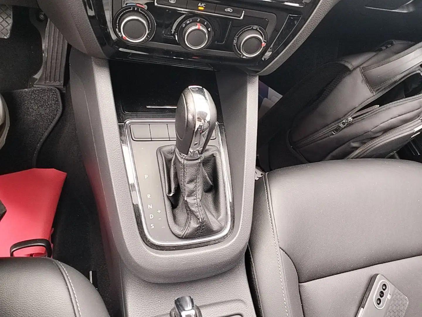 Volkswagen Sagitar 2015 1.6L Automatic Comfort Model — миниатюра 16