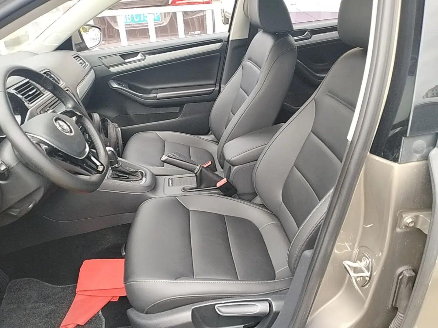 Volkswagen Sagitar 2015 1.6L Automatic Comfort Model — миниатюра 17