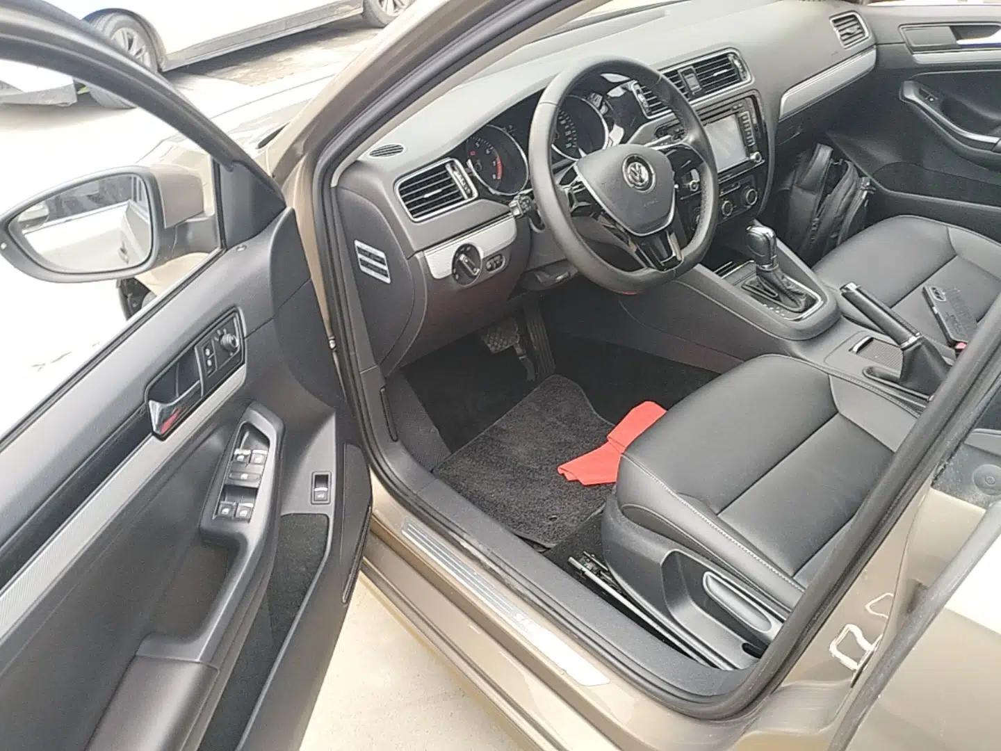 Volkswagen Sagitar 2015 1.6L Automatic Comfort Model — миниатюра 18