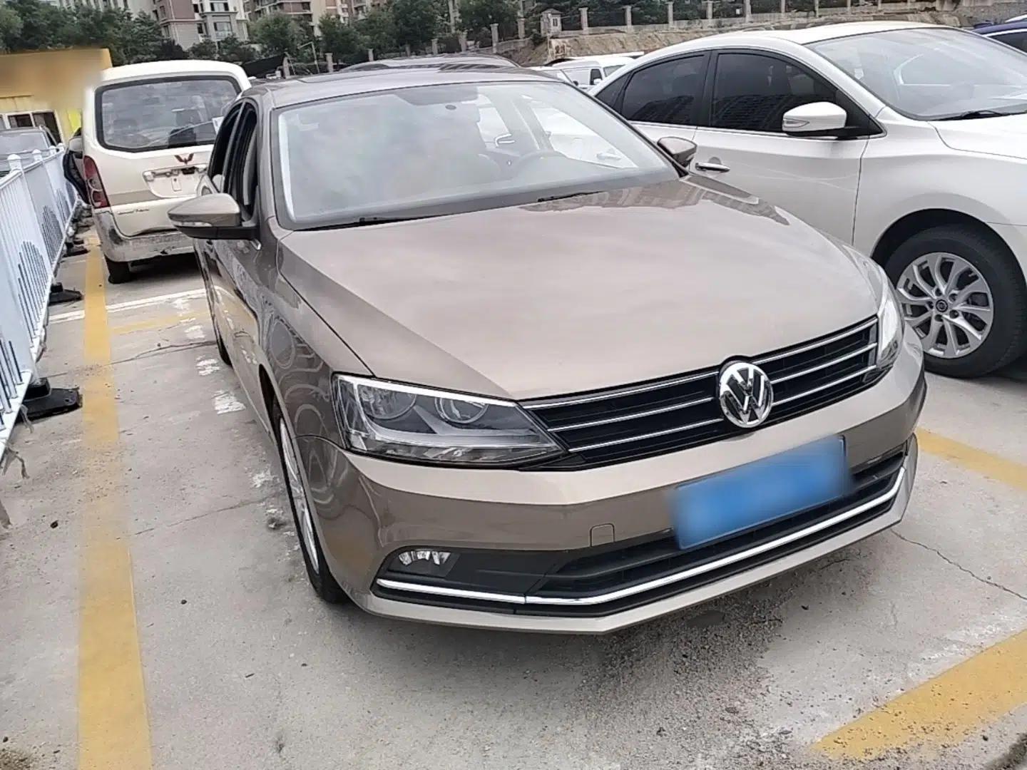 Volkswagen Sagitar 2015 1.6L Automatic Comfort Model — миниатюра 3