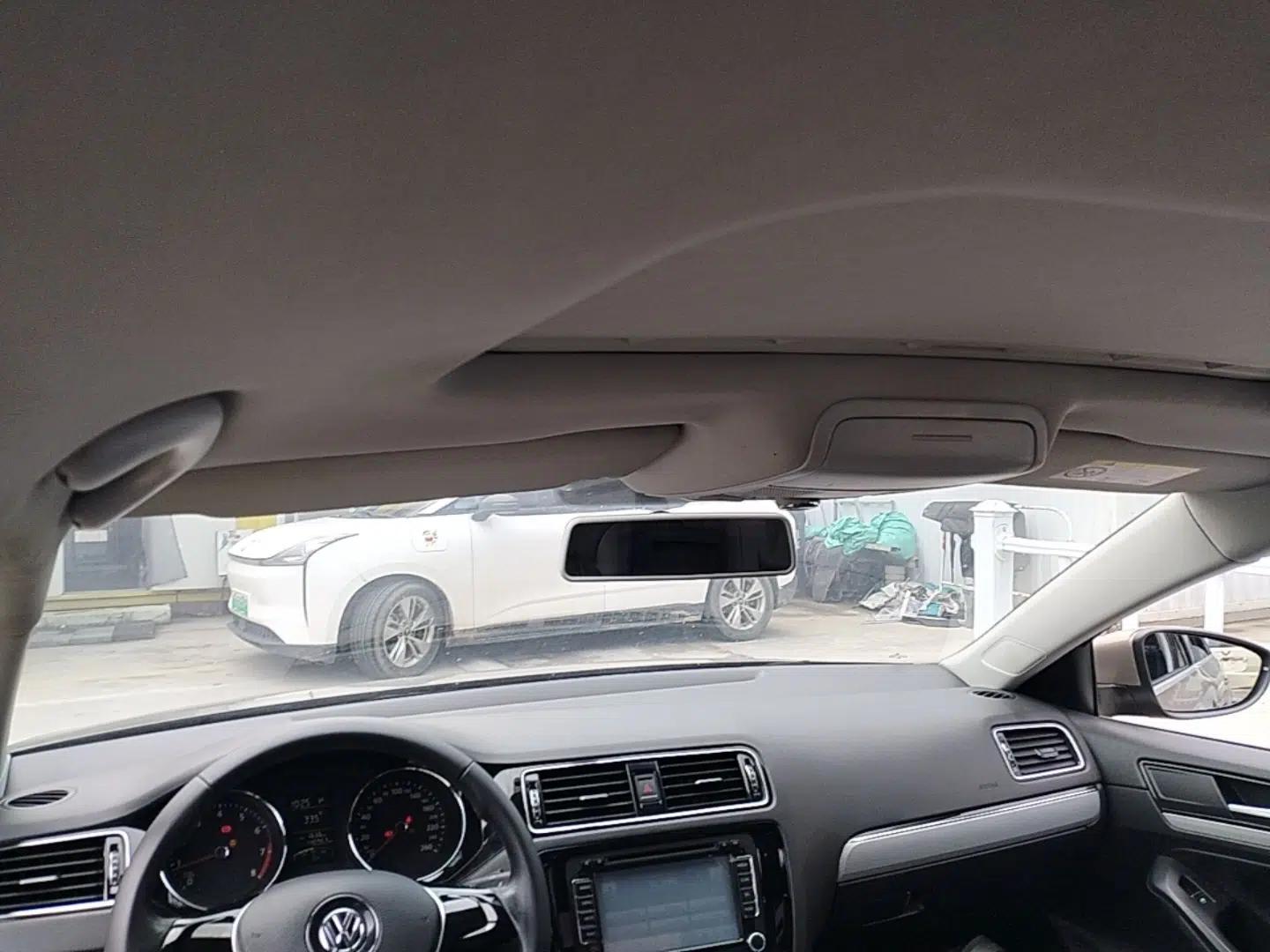 Volkswagen Sagitar 2015 1.6L Automatic Comfort Model — миниатюра 21