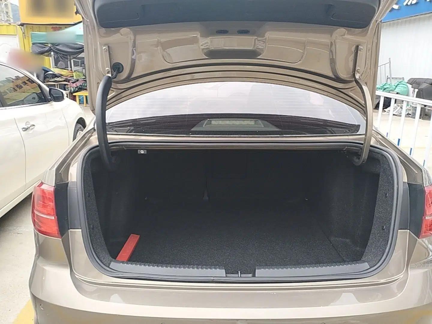 Volkswagen Sagitar 2015 1.6L Automatic Comfort Model — миниатюра 22
