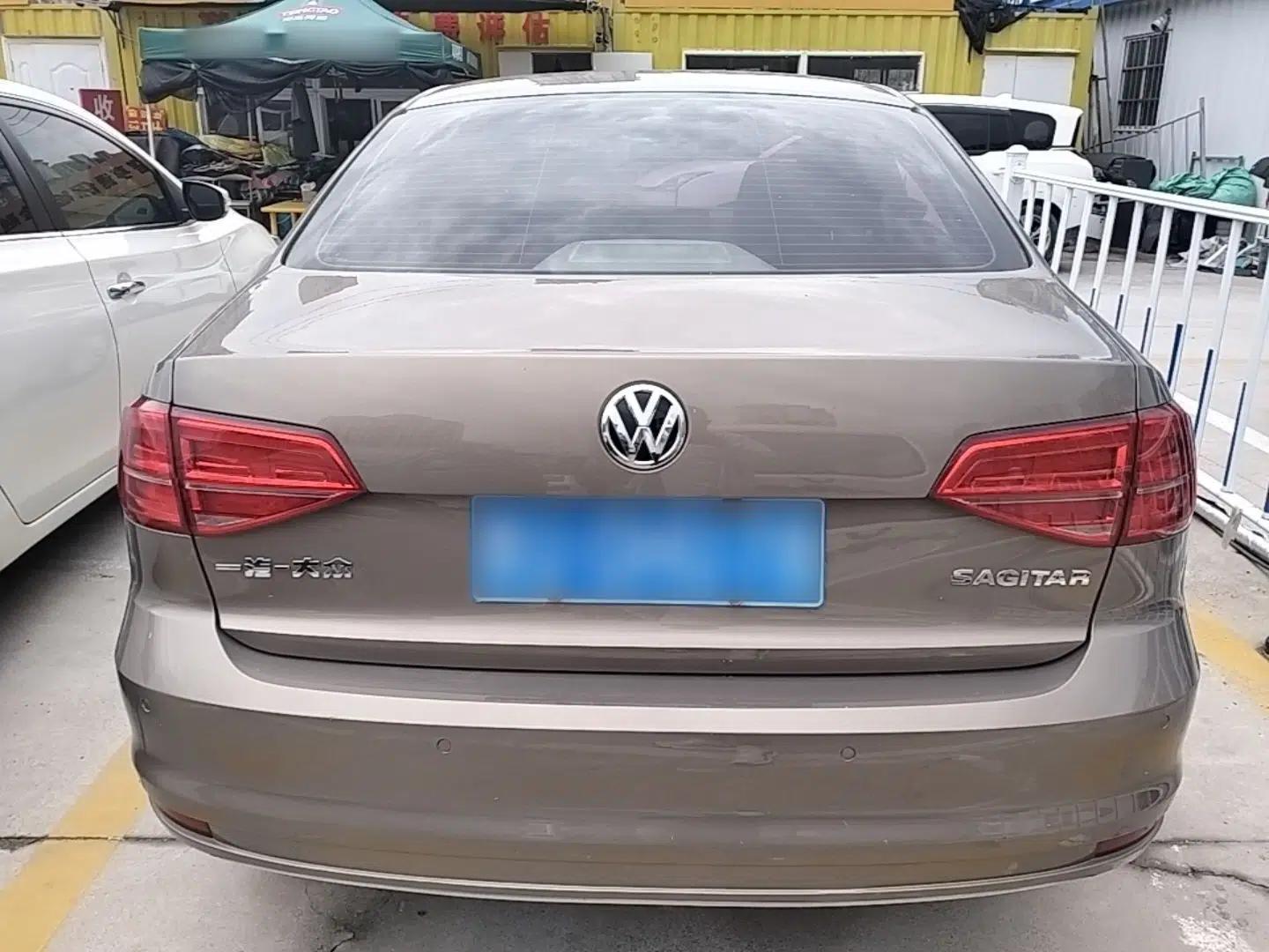 Volkswagen Sagitar 2015 1.6L Automatic Comfort Model — миниатюра 5