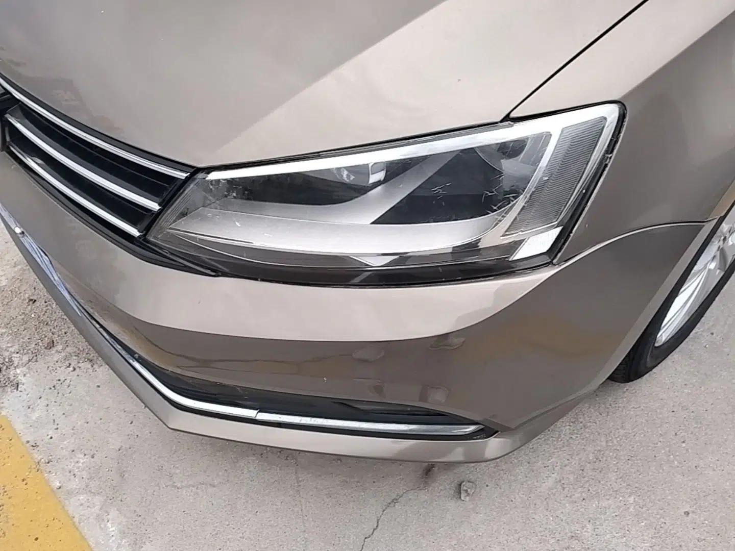 Volkswagen Sagitar 2015 1.6L Automatic Comfort Model — миниатюра 8
