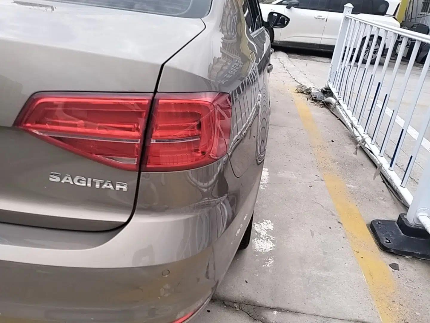 Volkswagen Sagitar 2015 1.6L Automatic Comfort Model — миниатюра 9