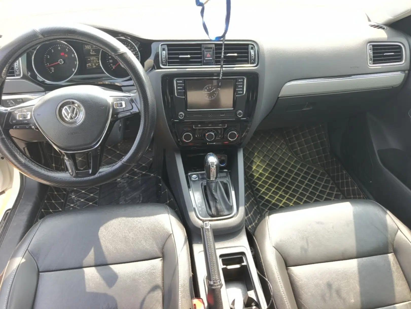 Volkswagen Sagitar 2017 1.6L Automatic Comfort Model — миниатюра 12