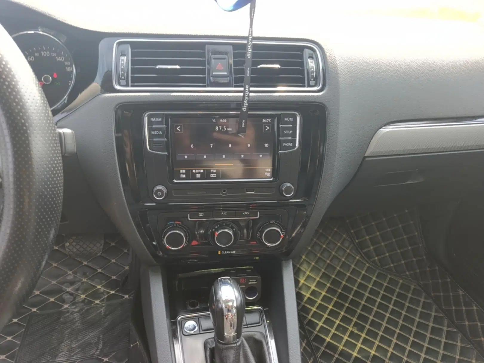 Volkswagen Sagitar 2017 1.6L Automatic Comfort Model — миниатюра 15