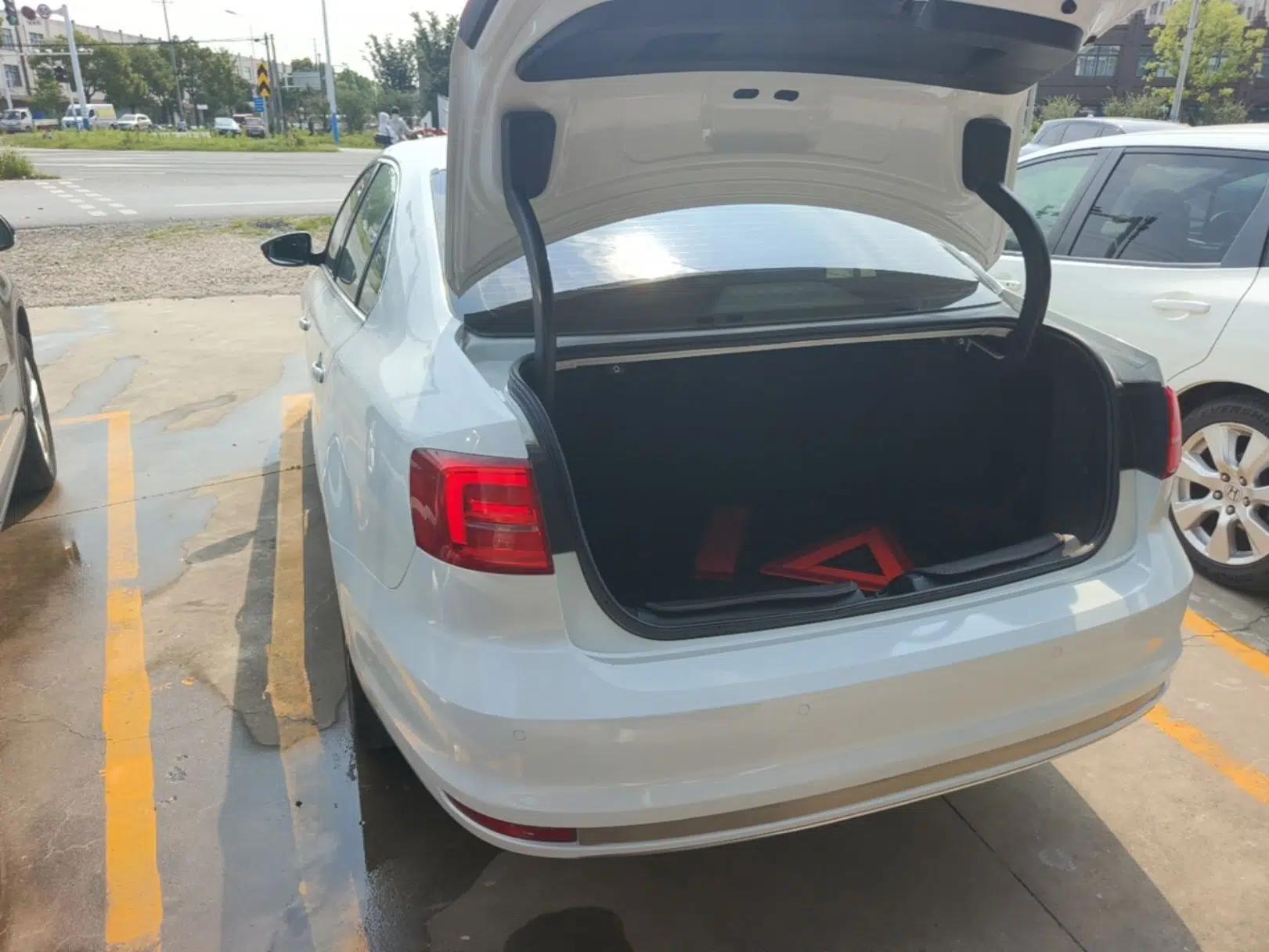 Volkswagen Sagitar 2017 1.6L Automatic Comfort Model — миниатюра 4