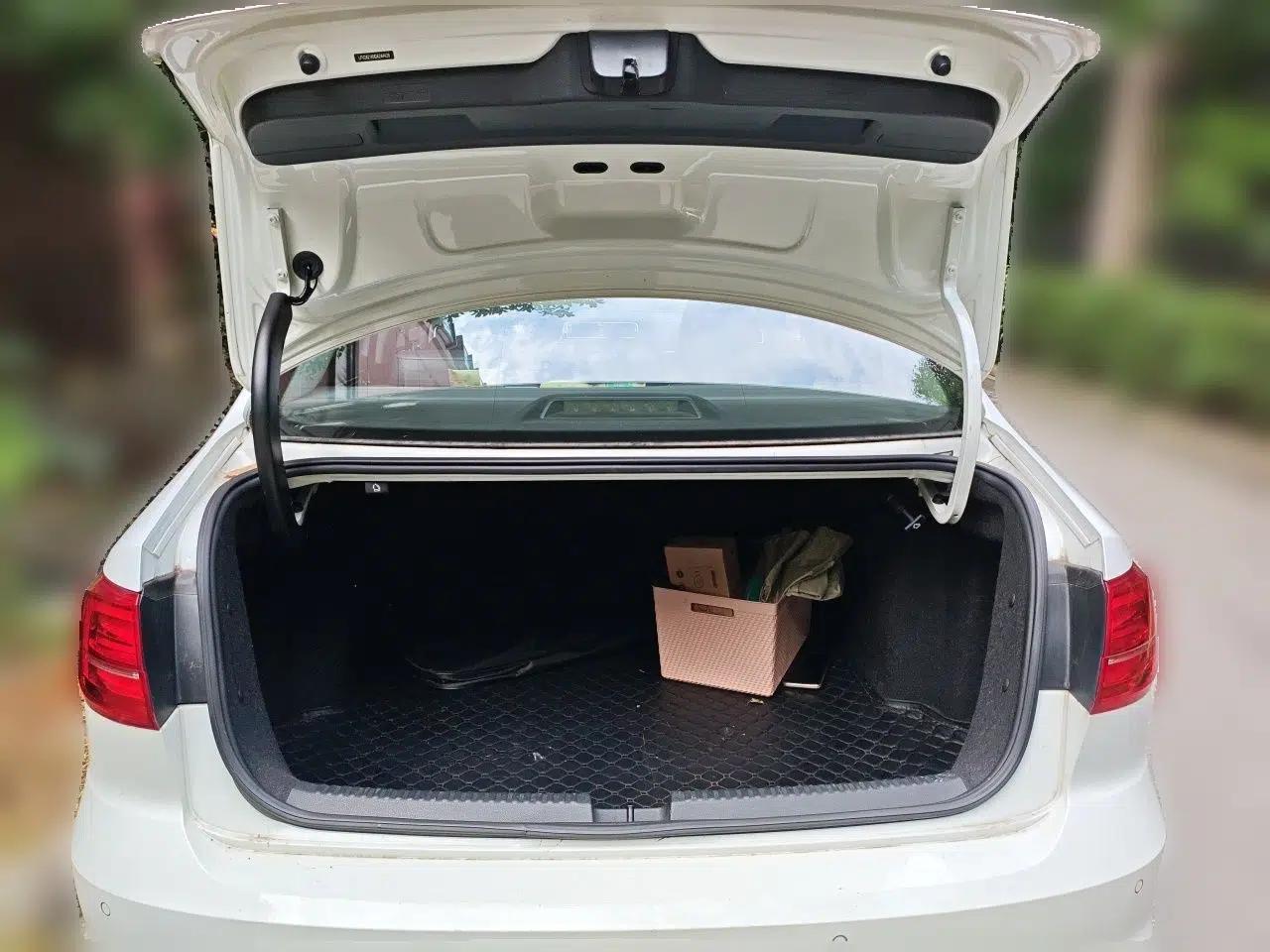 Volkswagen Sagitar 2017 1.6L Automatic Comfort Model — миниатюра 19